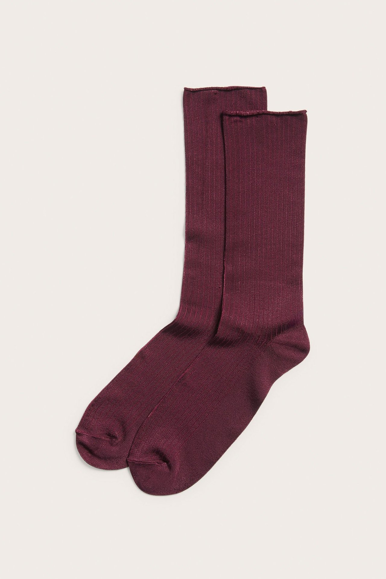 Ribebstrikkede glinsende sokker