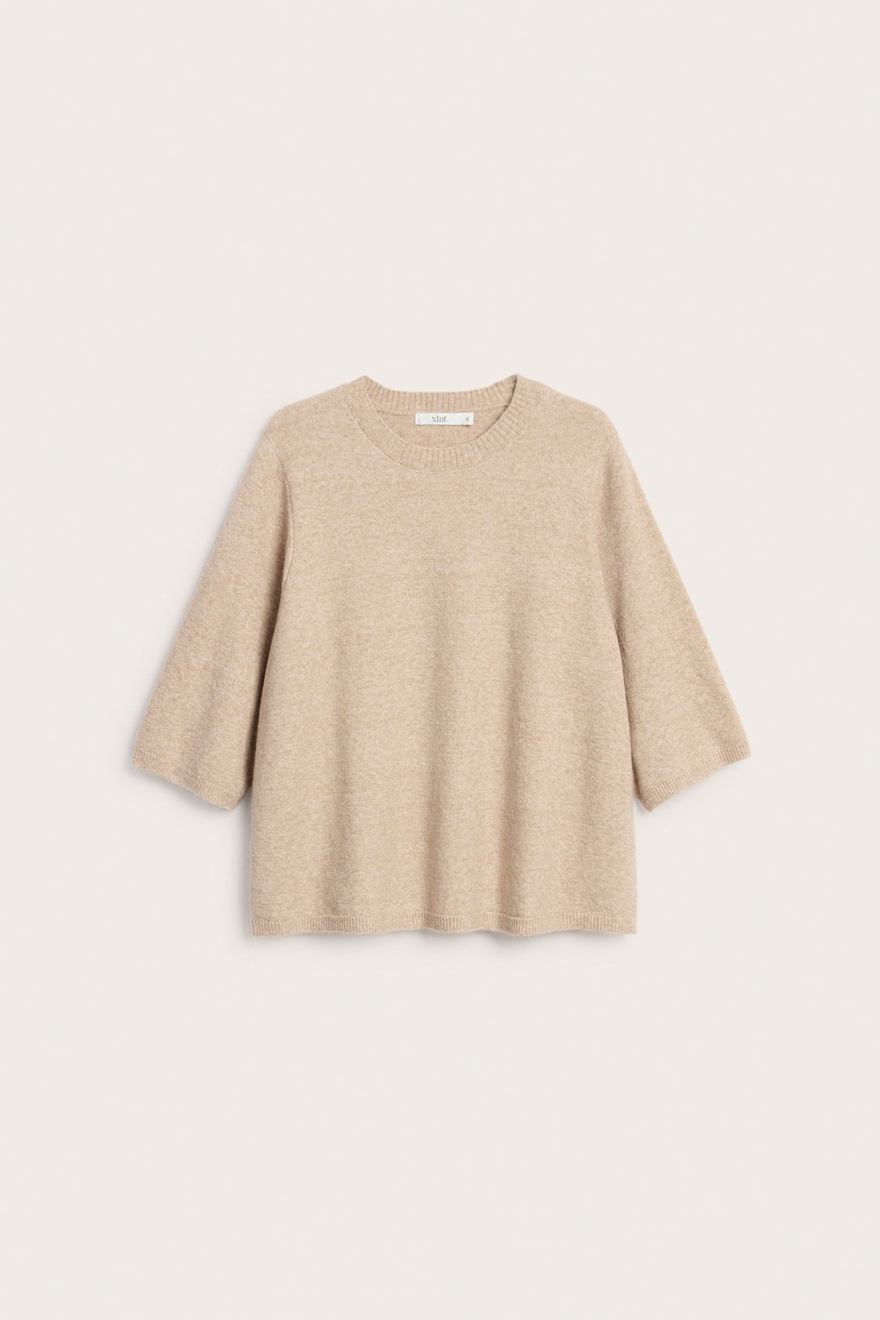Framsida av en melerad beige stickad t-shirt med 3/4-ärm och rund hals.
