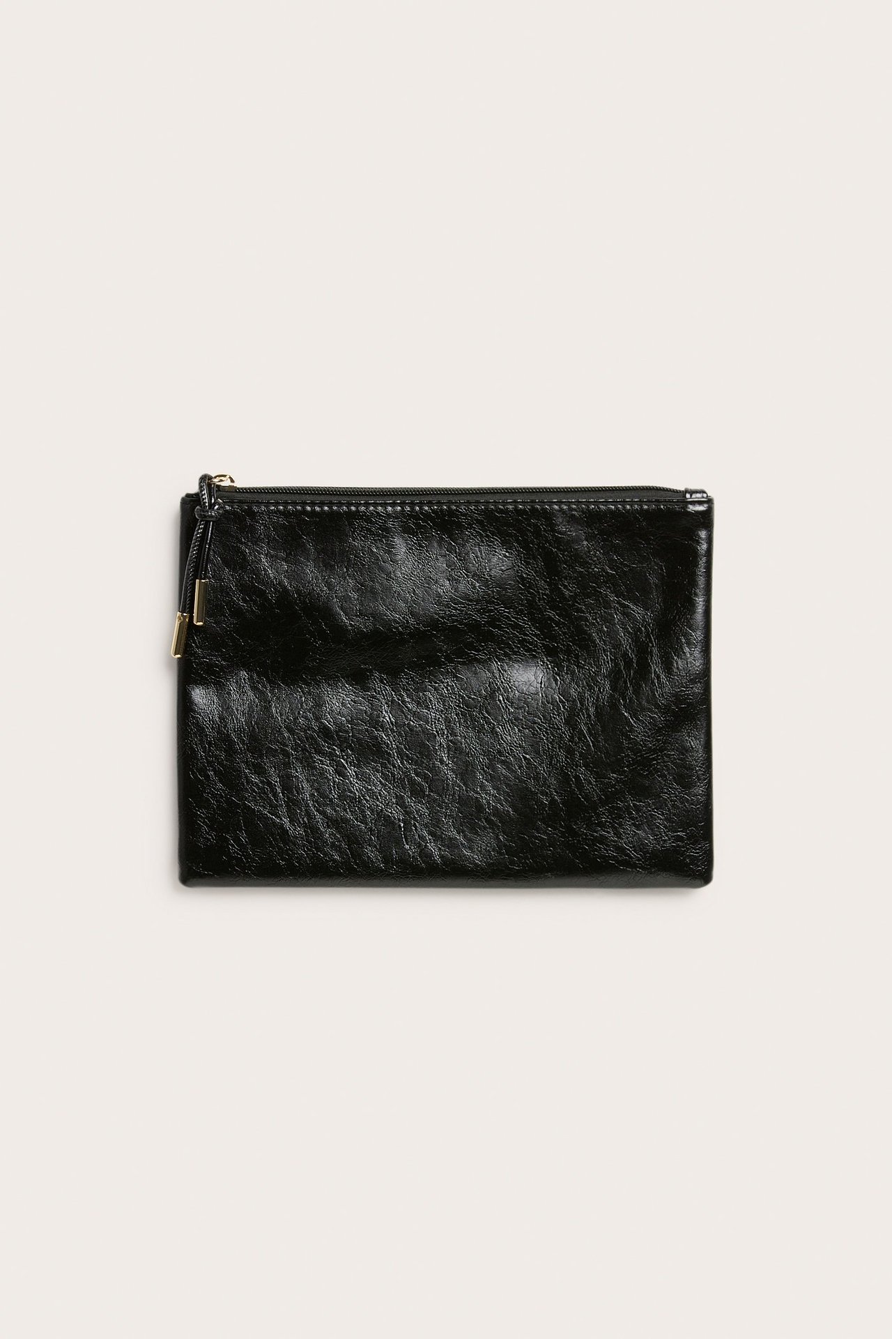 Widok z przodu czarnej, prostokątnej torebki ze sztucznej skóry z zamkiem błyskawicznym i małym paskiem.