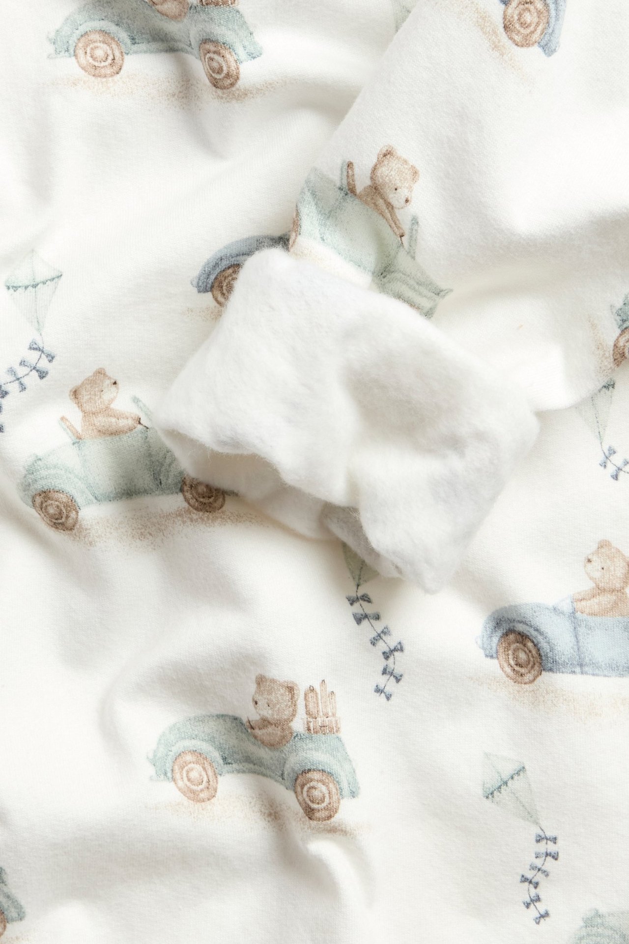 Offwhite hettegenser med bilmotiv og dyremønster, ribb i halsen, ermer og nederst.