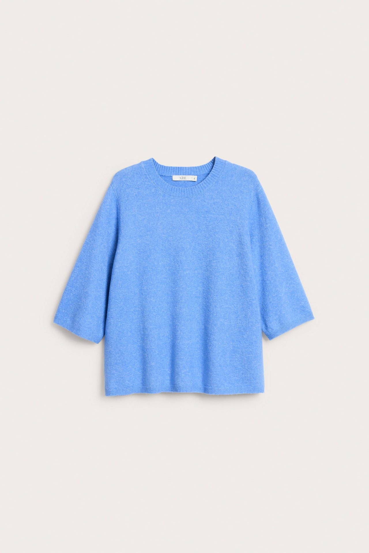 Widok z przodu: Niebieski melanżowy dzianinowy t-shirt z rękawami 3/4, luźny krój.