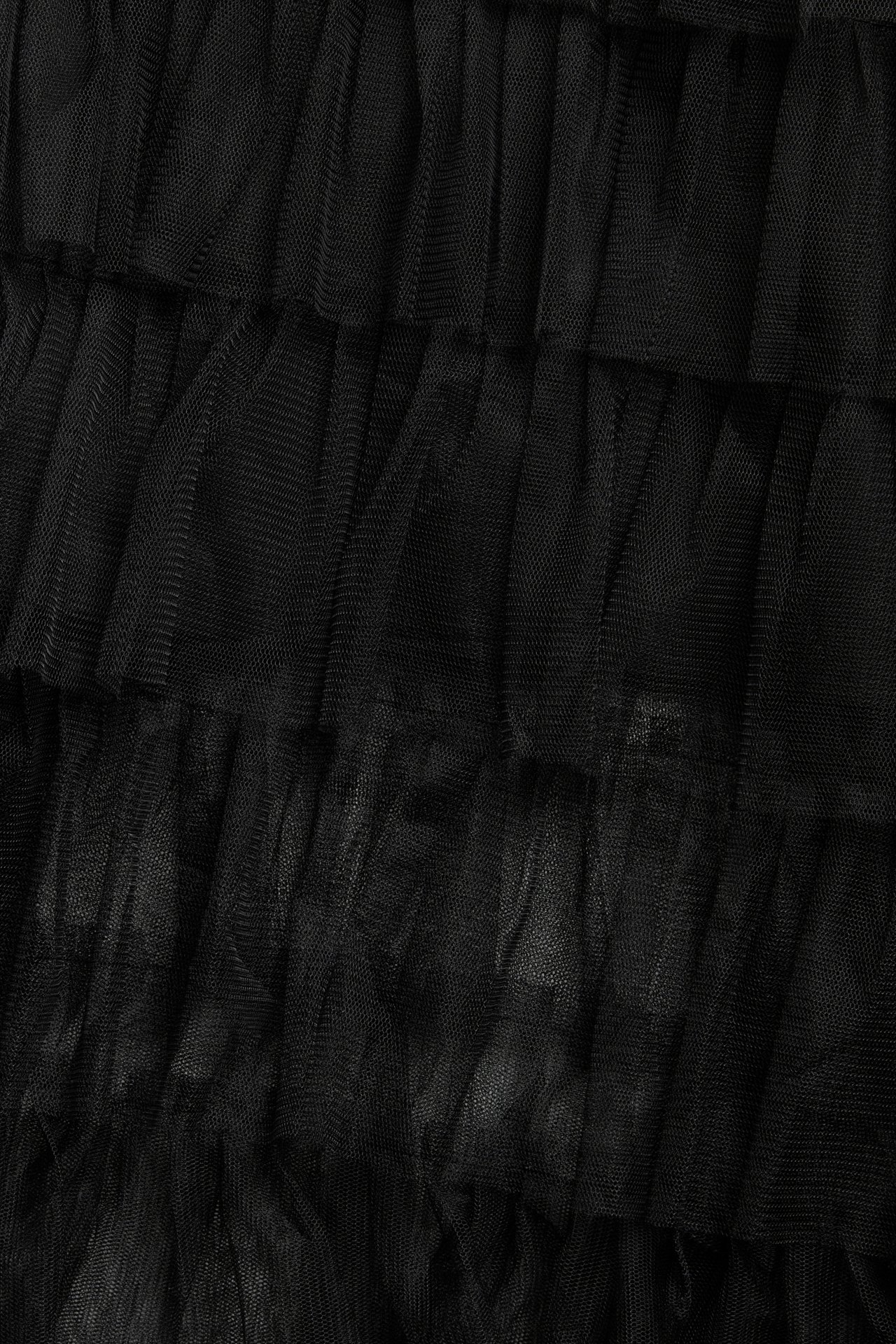 Długa czarna spódnica z frędzlami z tiulu, elastyczny pas, jednolity, widok z przodu.