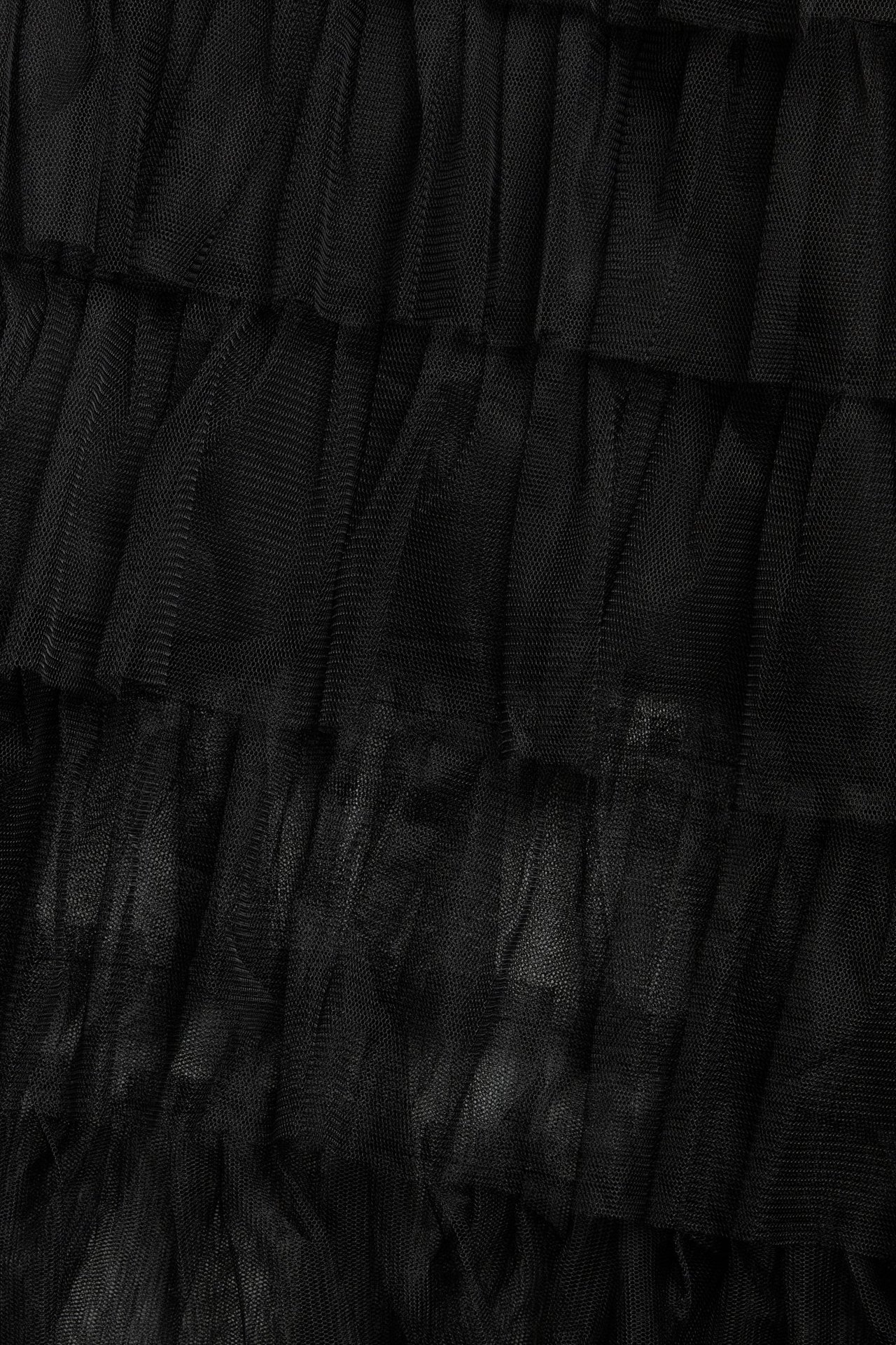 Długa czarna spódnica z frędzlami z tiulu, elastyczny pas, jednolity, widok z przodu.