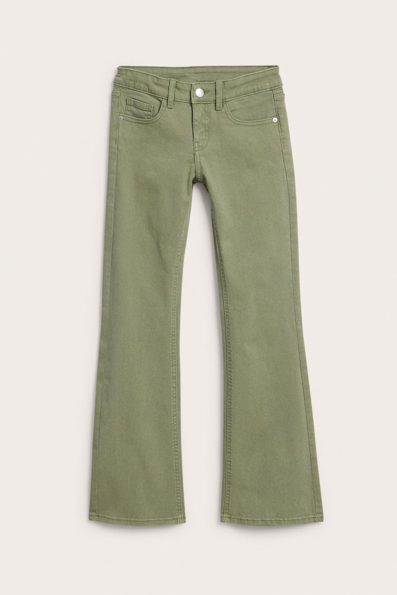 Frontbilde av mørkegrønne lavtaljede bootcut jeans for barn i bomullsblanding, med knapp og glidelås.