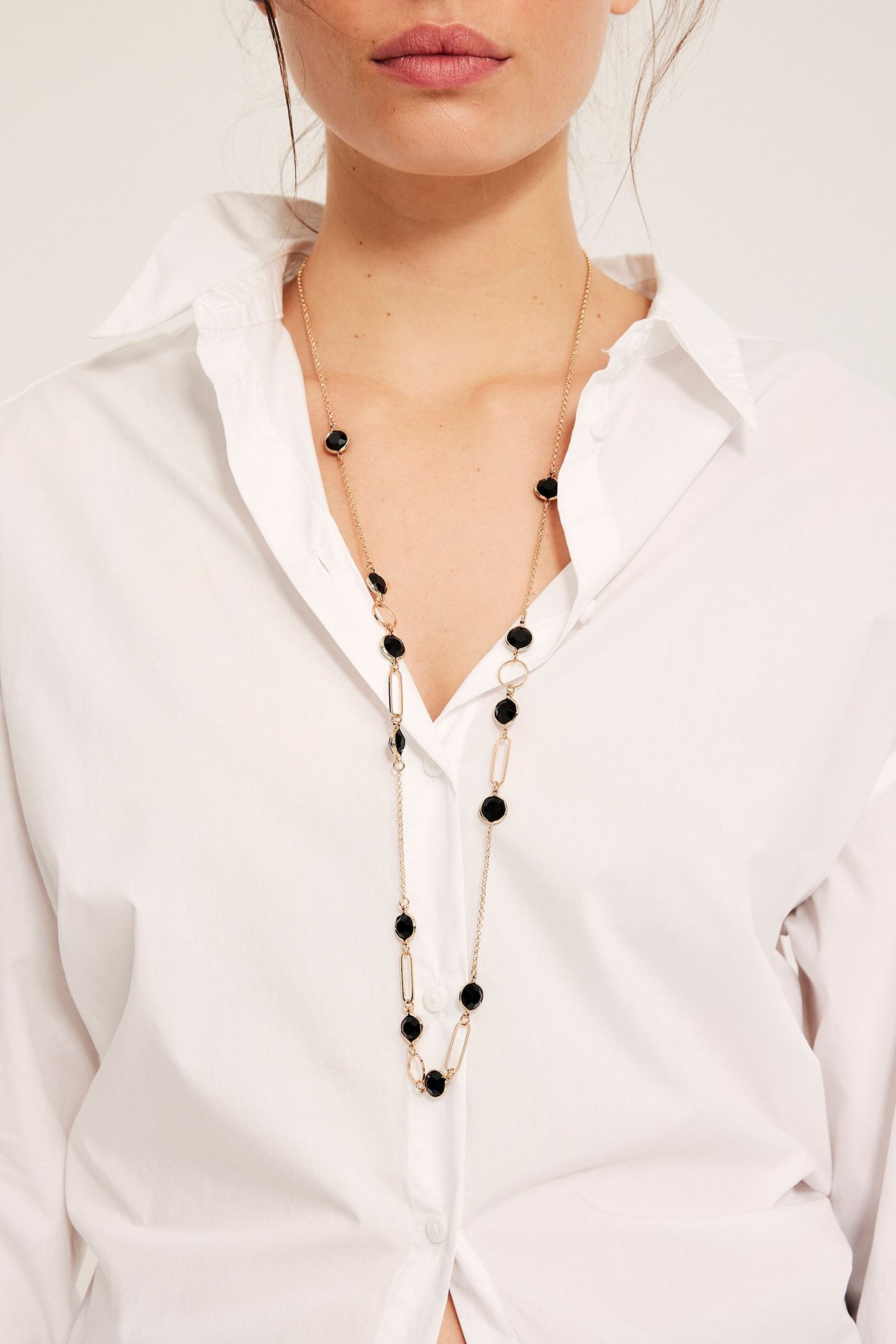 Kaulakoru mustilla lasiyksityiskohdilla