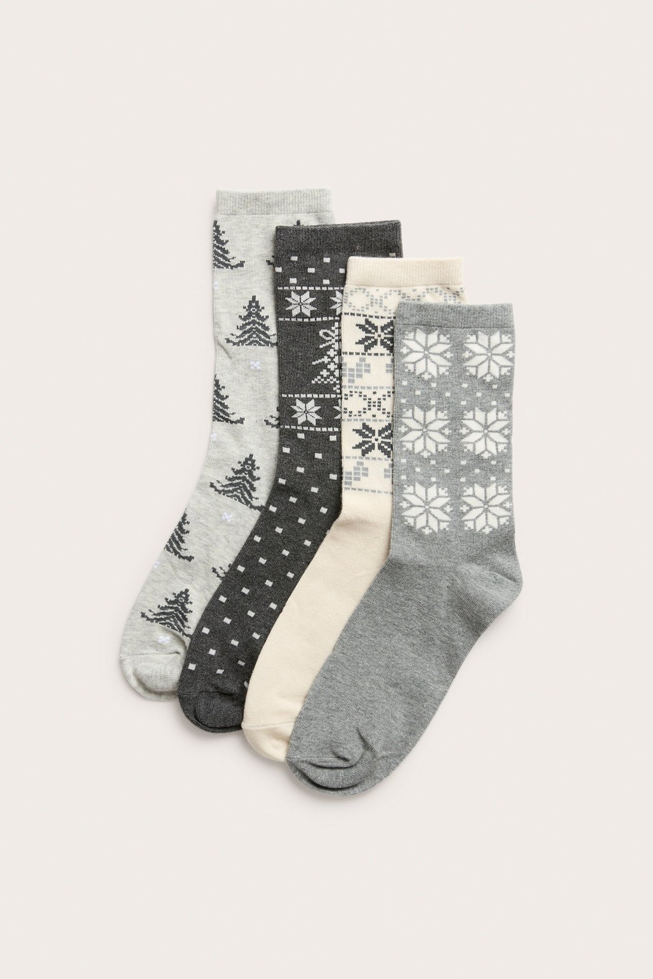 Widok z przodu: cztery wzorzyste skarpetki. Jasnoszare drzewka, ciemnoszare płatki śniegu, kremowe fair isle, szare płatki śniegu.