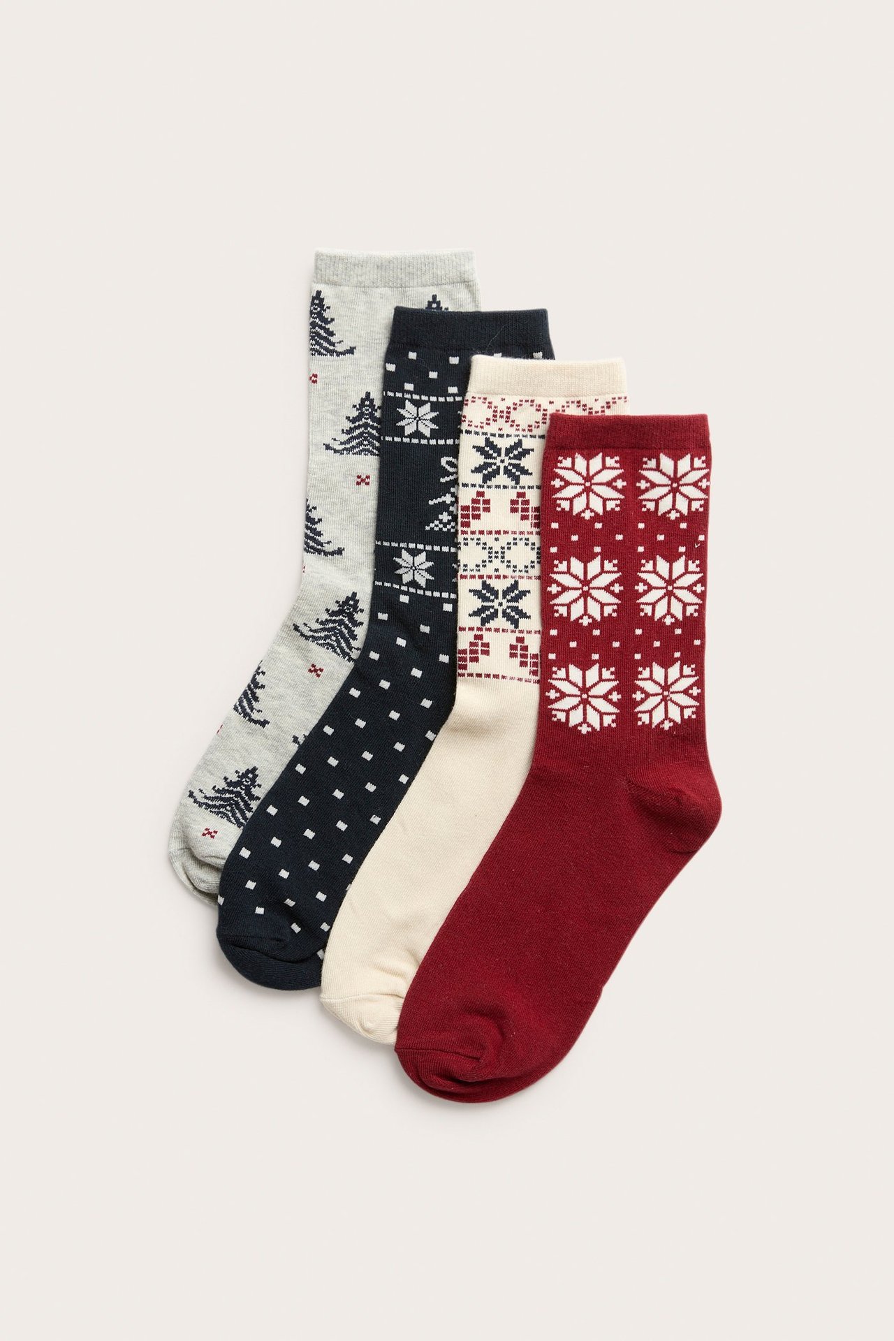 Widok z góry: czteropak bawełnianych skarpet świątecznych; czerwone, beżowe, granatowe i szare wzory.