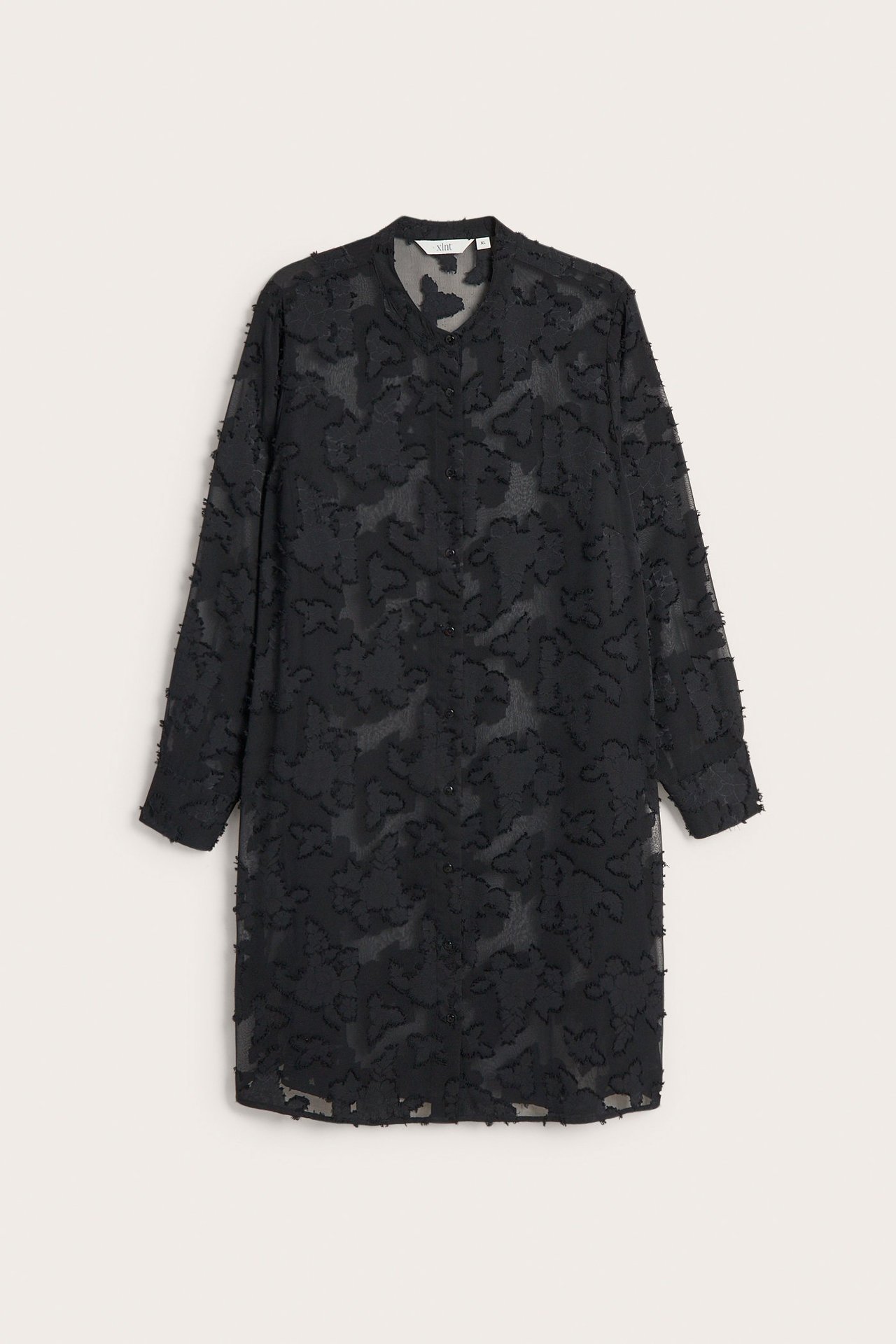 Widok z przodu czarnej długiej koszuli z żakardowej żorżety, bez kołnierza, z guzikami.