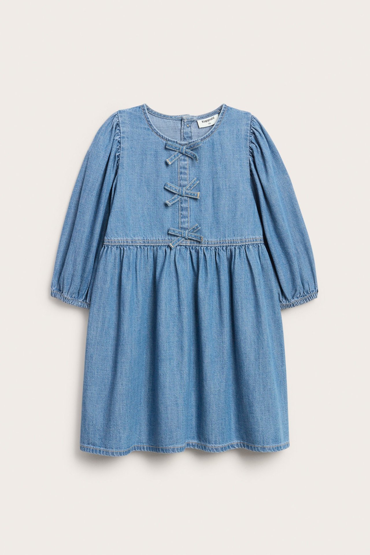 Jasnoniebieska dżinsowa sukienka dziecięca z trzema kokardami, bufiastymi rękawami i marszczoną talią.