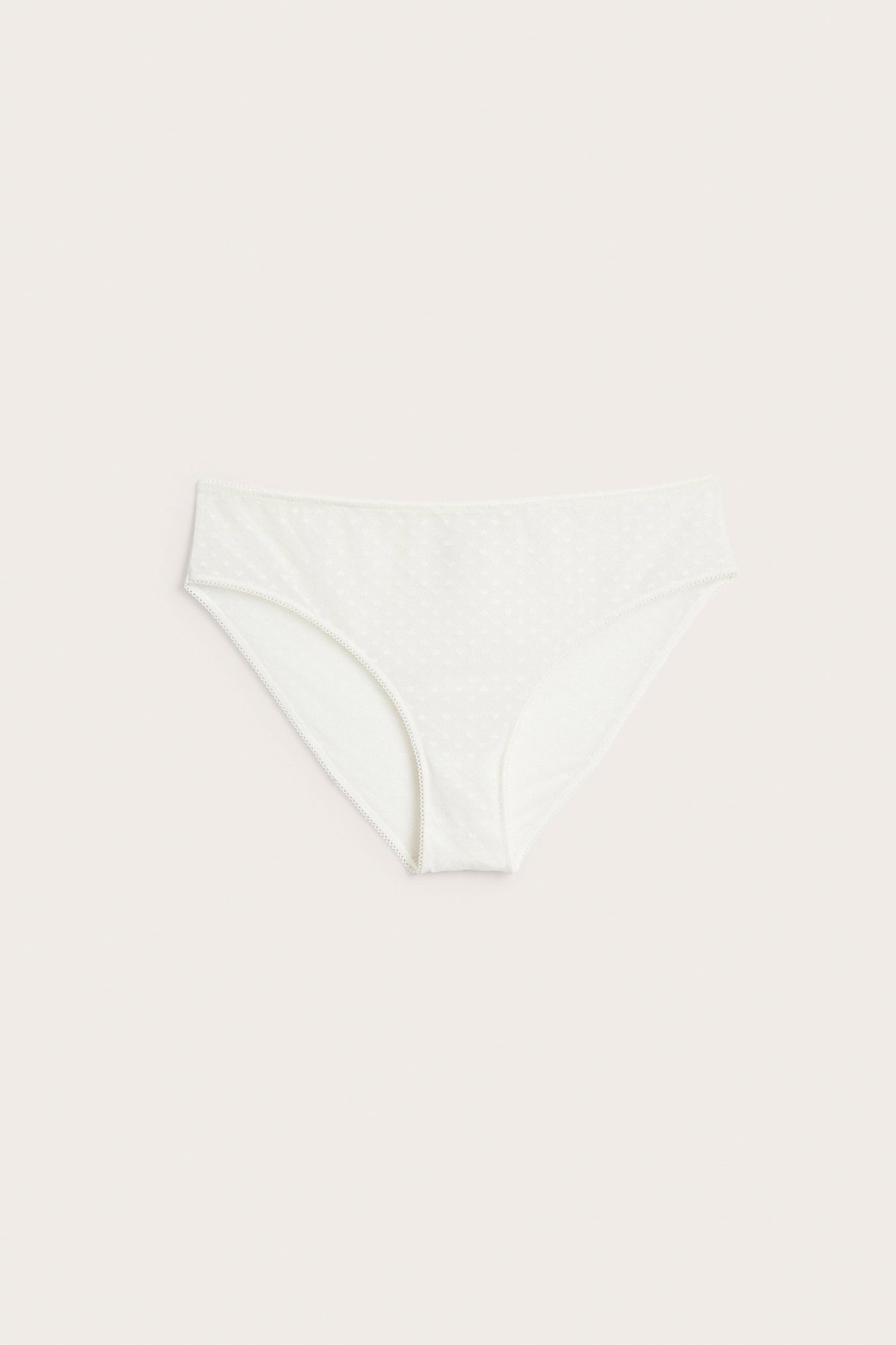 Forfra: Offwhite meshtruse med hjertemønster og picotkant.