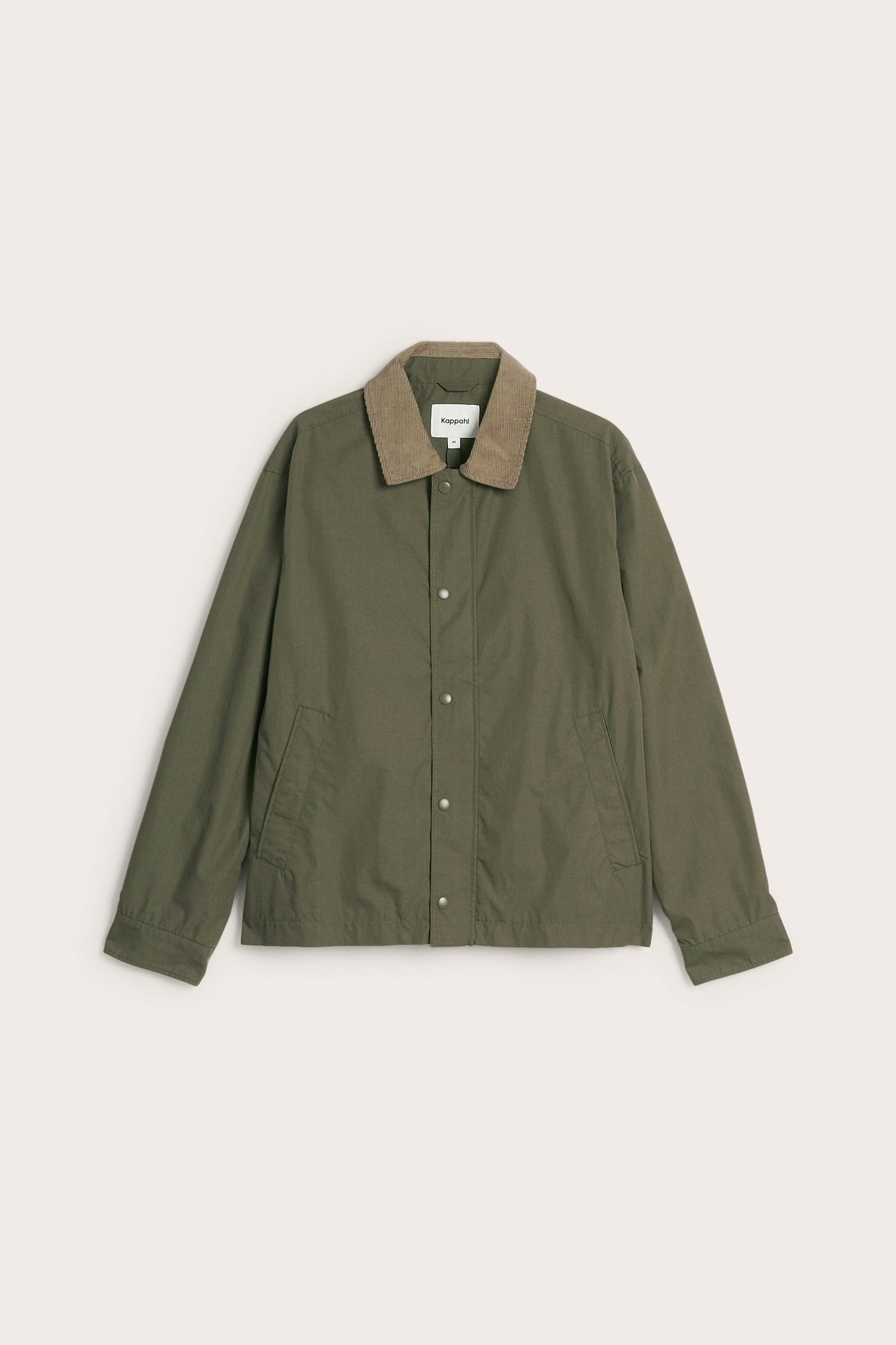 Widok z przodu: Męska zielona kurtka z jasnobrązowym kołnierzem sztruksowym i zapięciem na guziki.