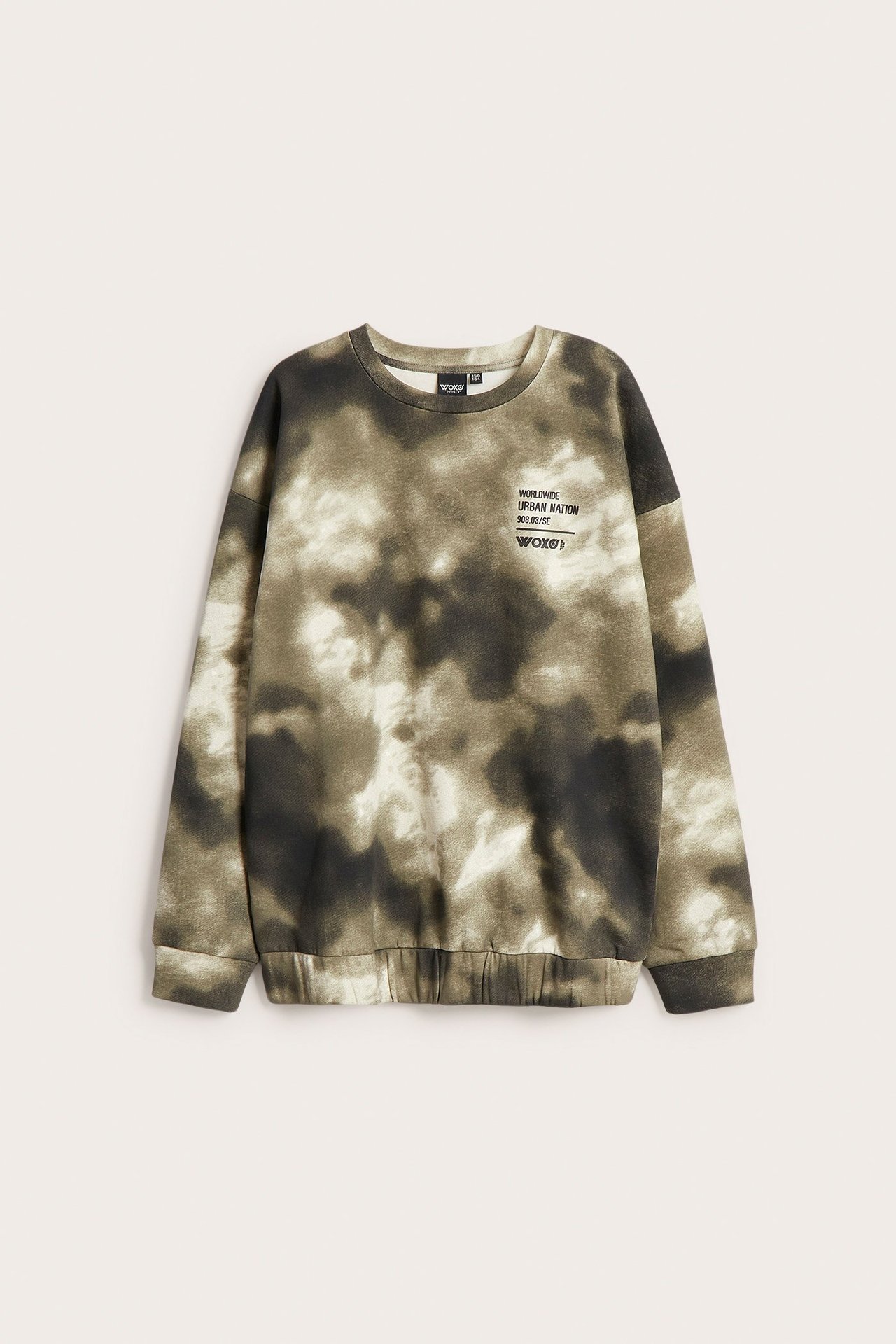 Widok z przodu zielonej bluzy dziecięcej tie-dye z prążkowanymi ściągaczami i nadrukiem.