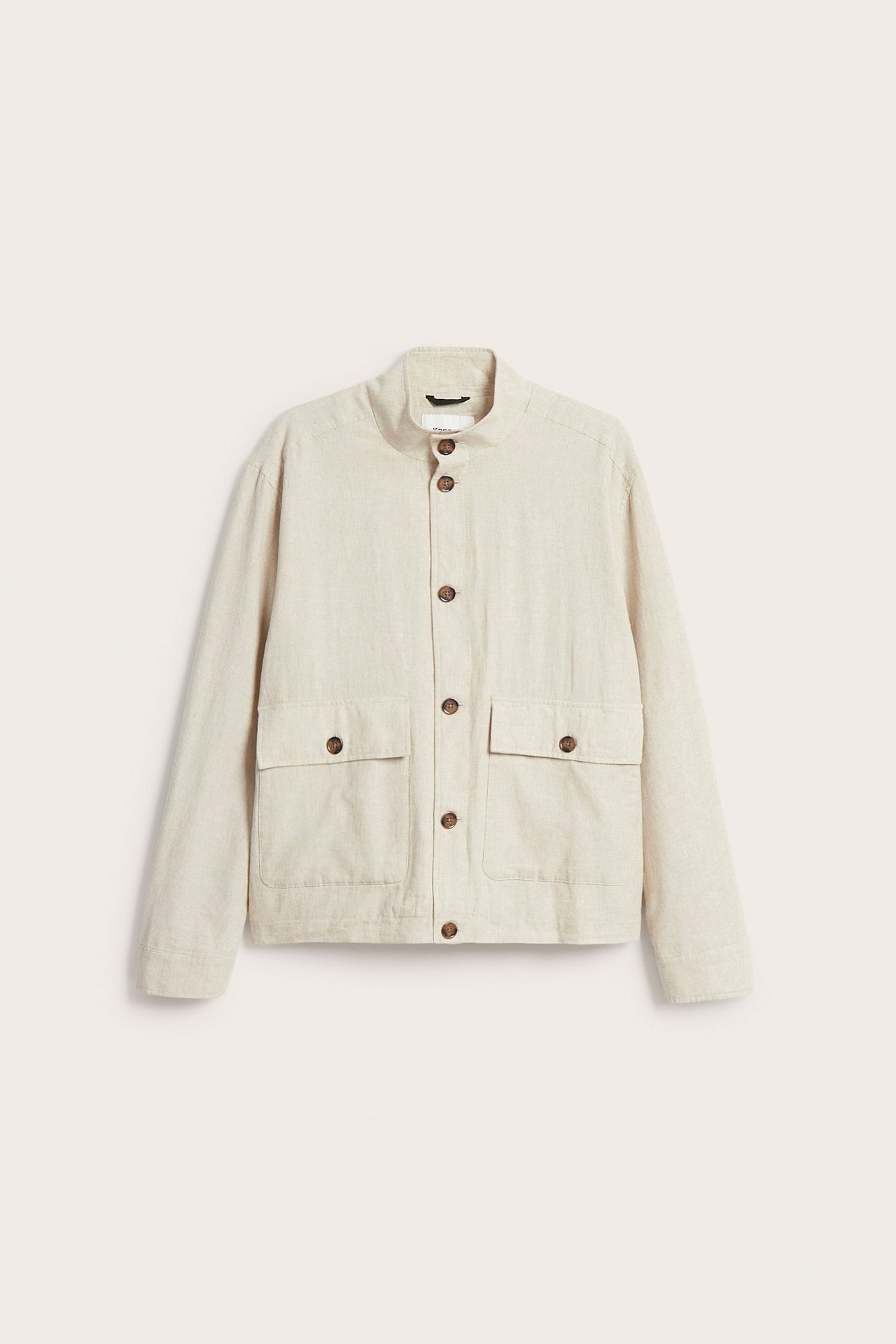 Vaaleabeige pellavasekoitetakki edestä, pystykauluksella, nappikiinnityksellä ja rintataskuilla.