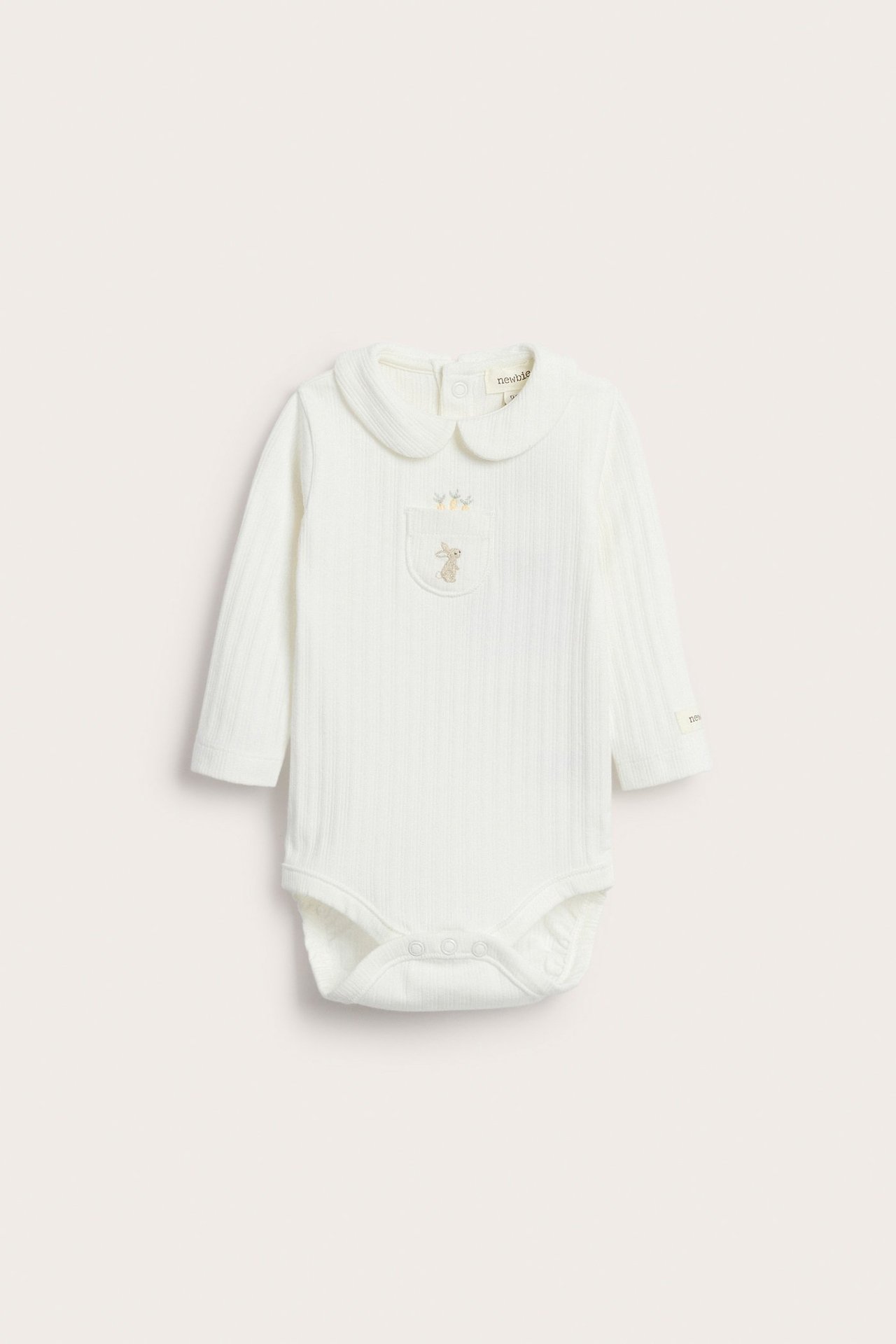 Frontbilde av en offwhite ribbestrikket langermet babybody med krage og brodert kaninlomme.