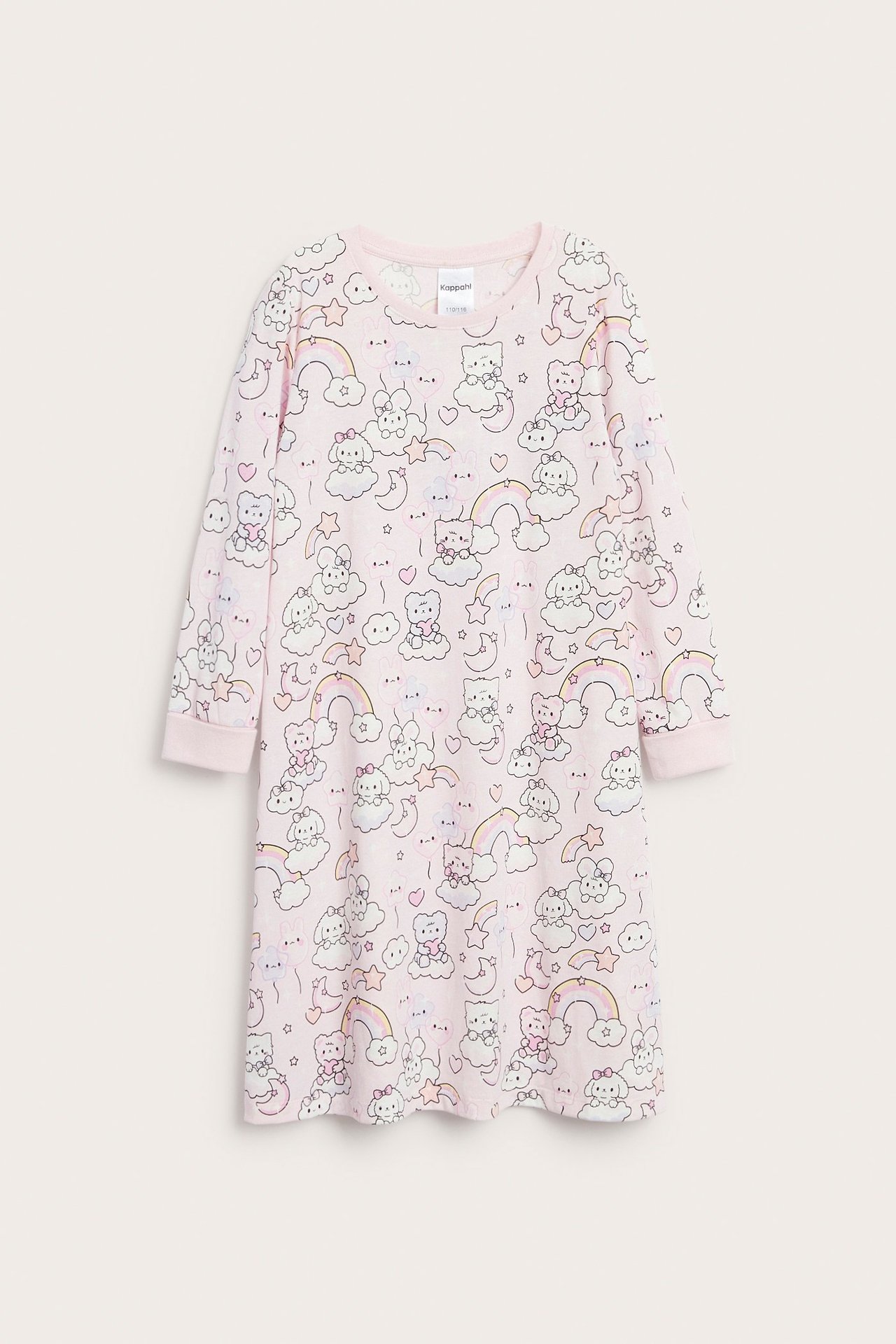 Widok z przodu, dziecięca jasnoróżowa bawełniana koszula nocna z długim rękawem, wzór w chmury.