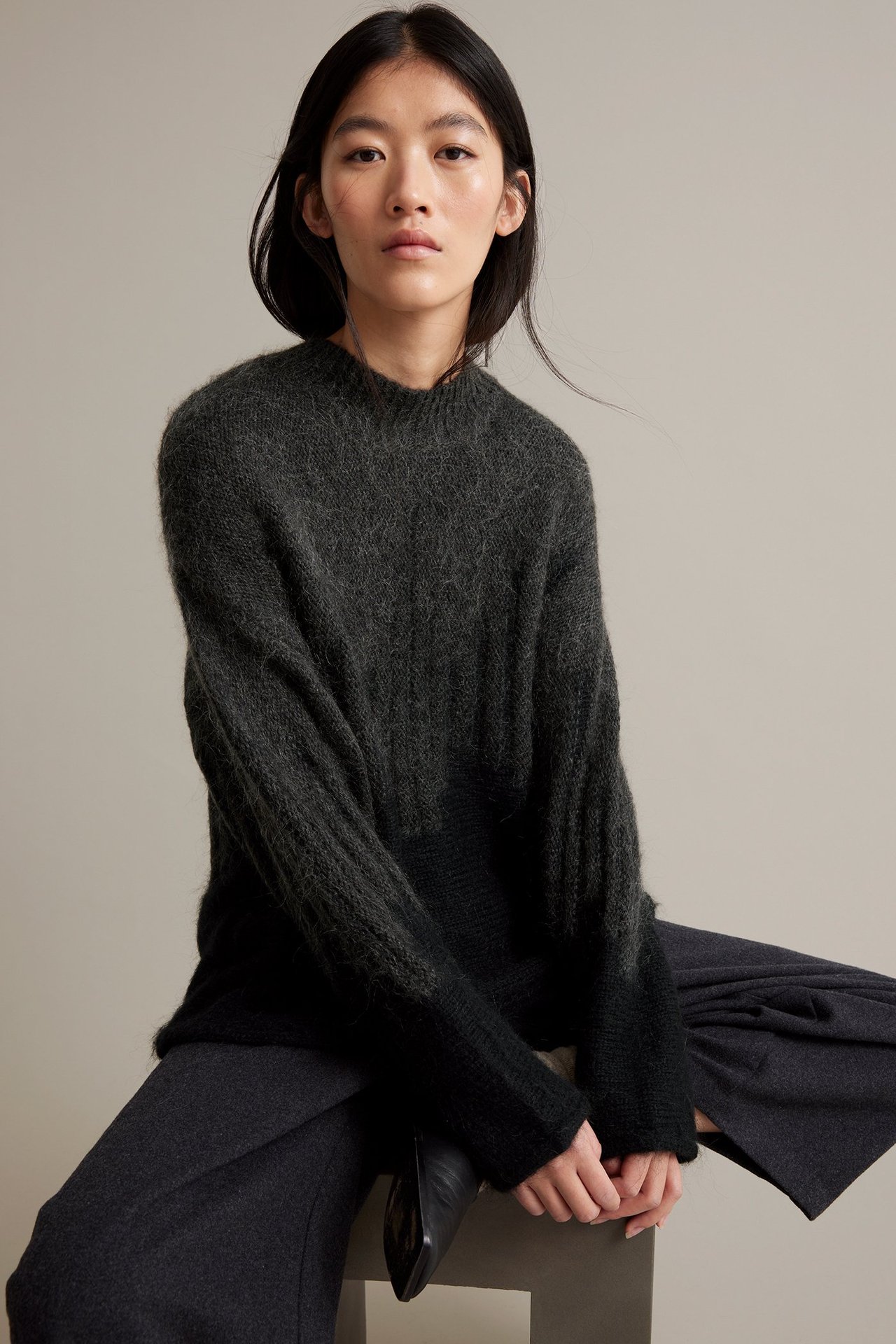 Naisen musta jacquard-neulepaita löysällä istuvuudella, villa-sekoite, etunäkymä.