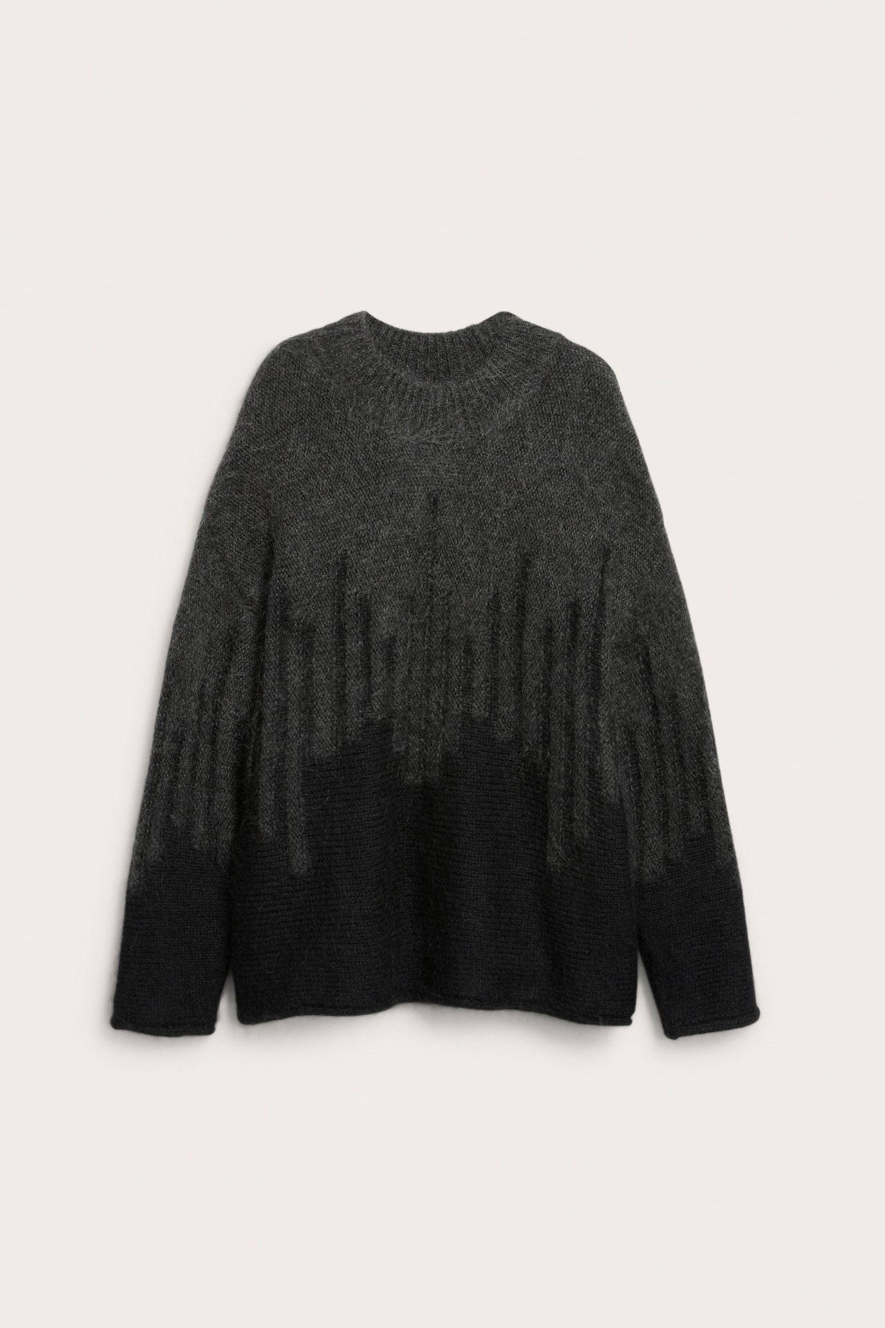 Edestä, väljä tummanharmaa-musta villasekoitepusero jacquard-neuleella ja pyöreällä kauluksella.