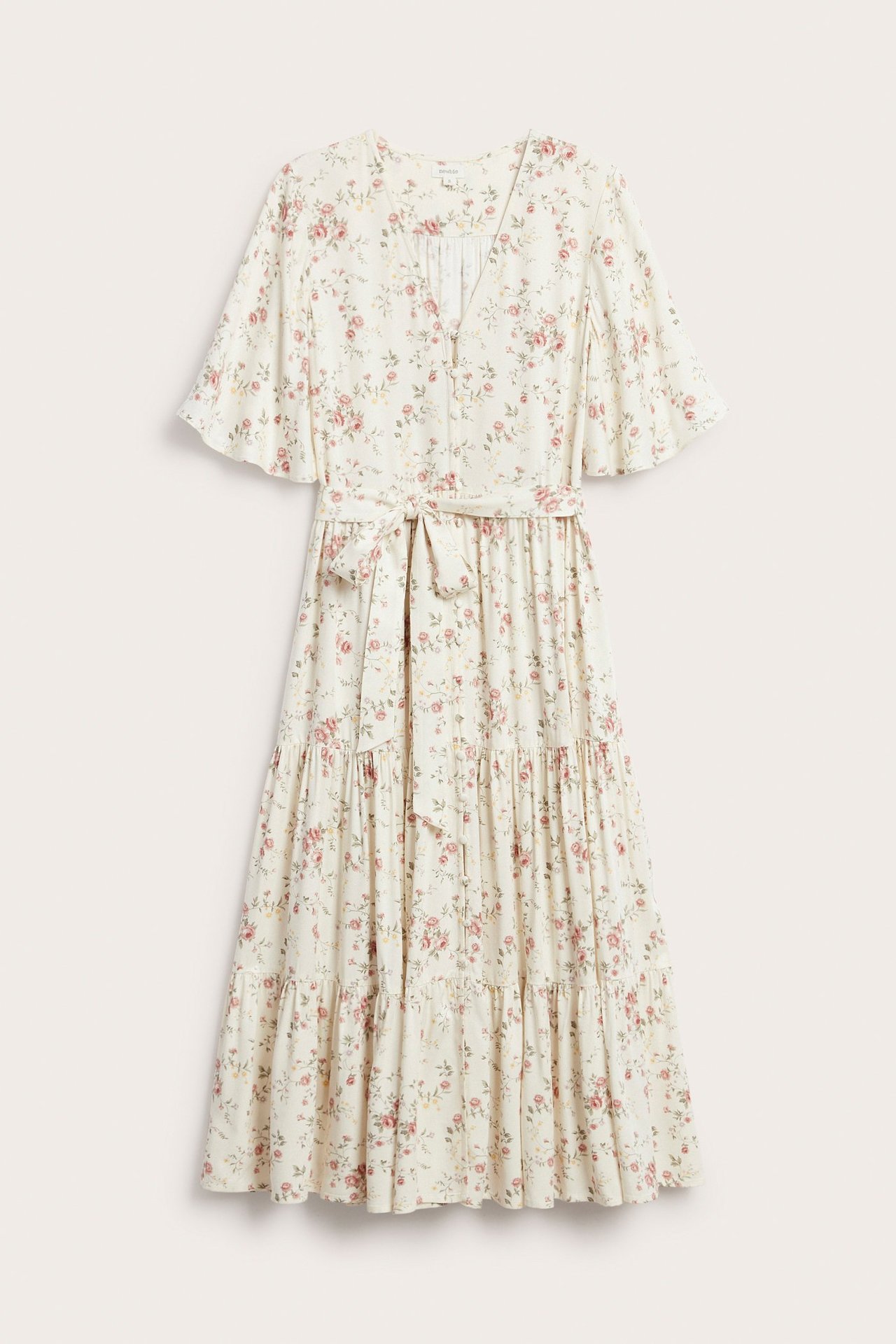 Framsida, offwhite blommig viskosklänning med korta ärmar och knytband i midjan.