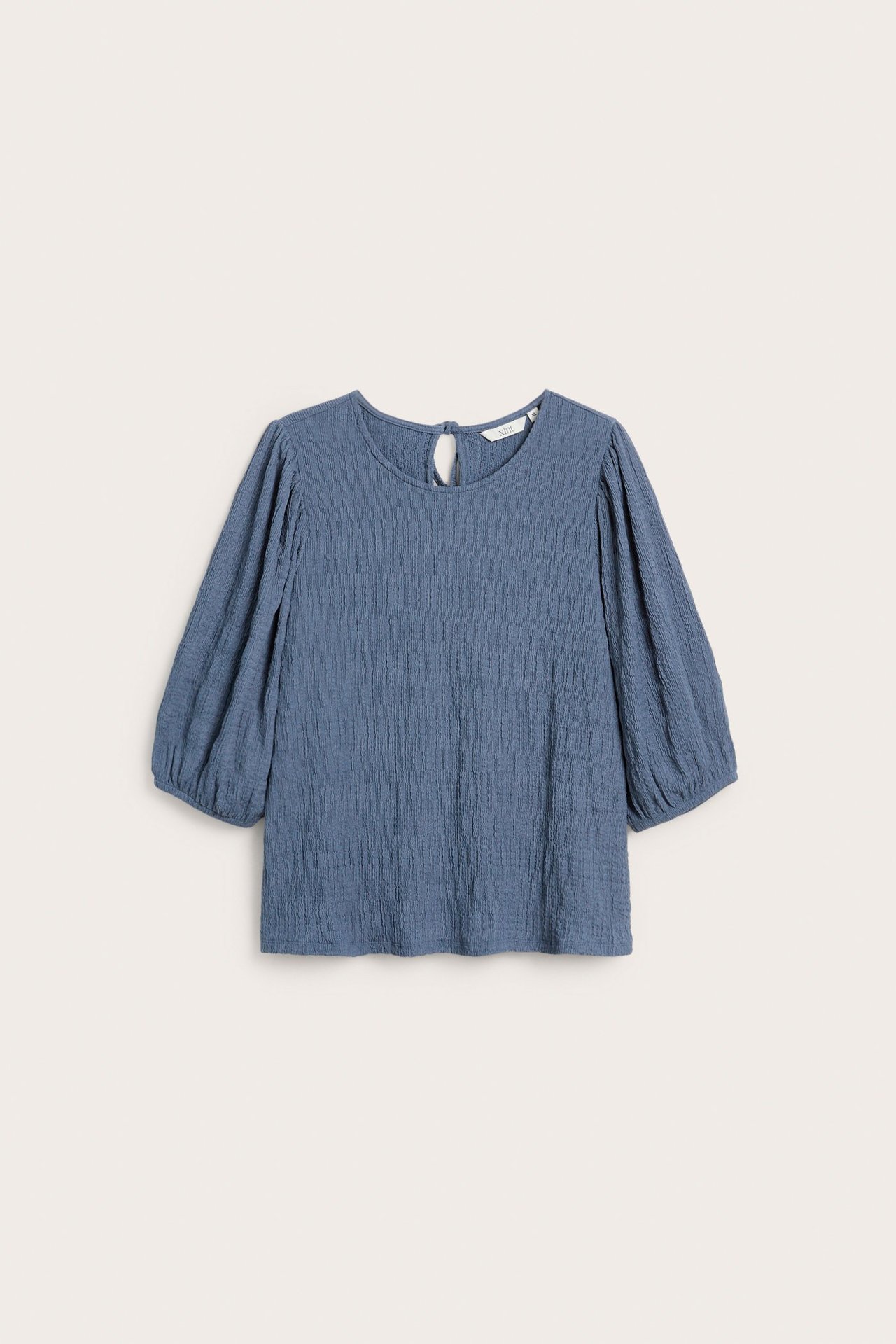 Widok z przodu: Niebieski teksturowany top z okrągłym dekoltem, bufiastymi rękawami i wycięciem z tyłu.