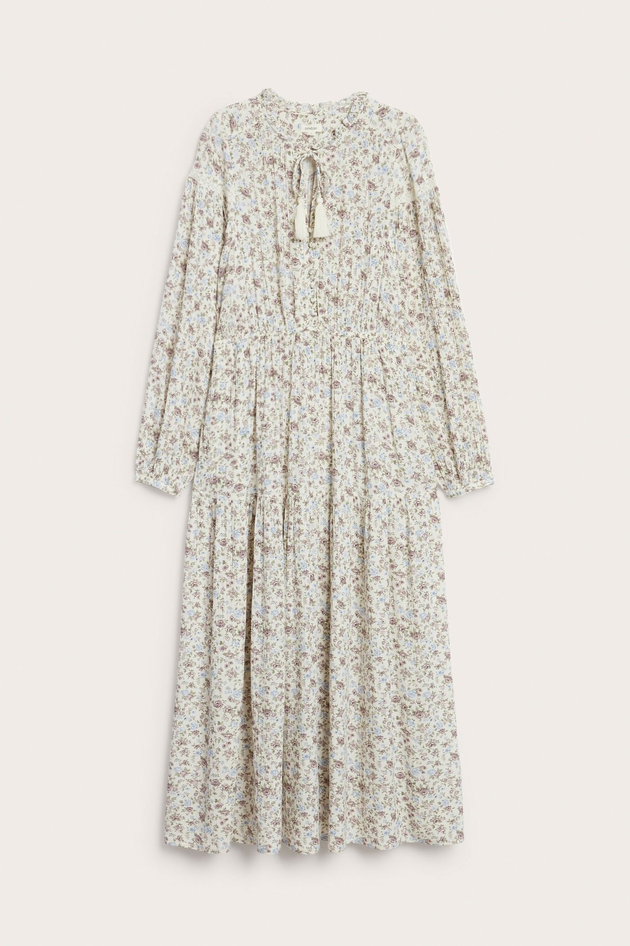 Z przodu: Biała długa wiskozowa sukienka w kwiaty, z falbanką, wiązaniami i elastyczną talią.