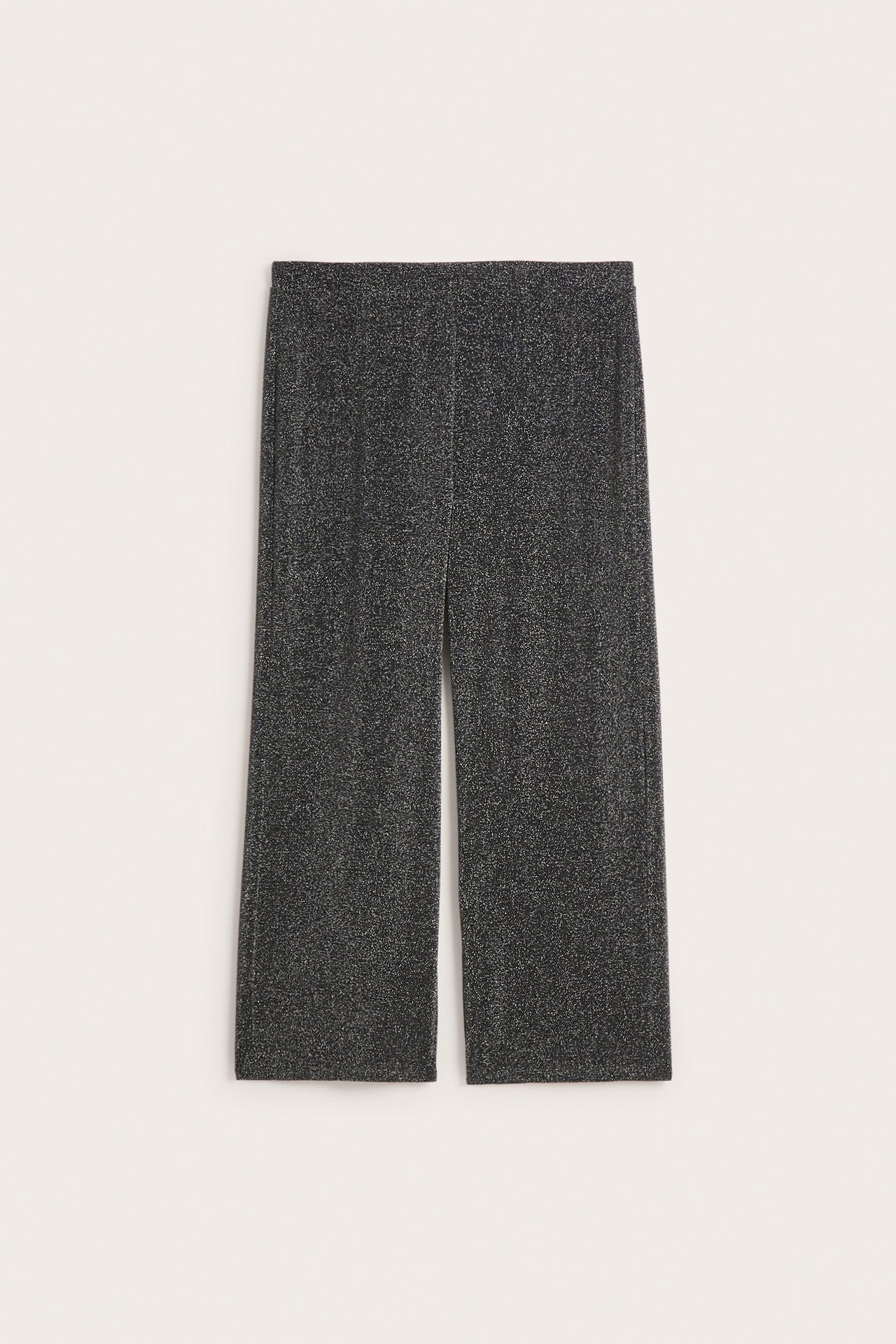 Widok z przodu: czarne, brokatowe spodnie dresowe z prostymi nogawkami.