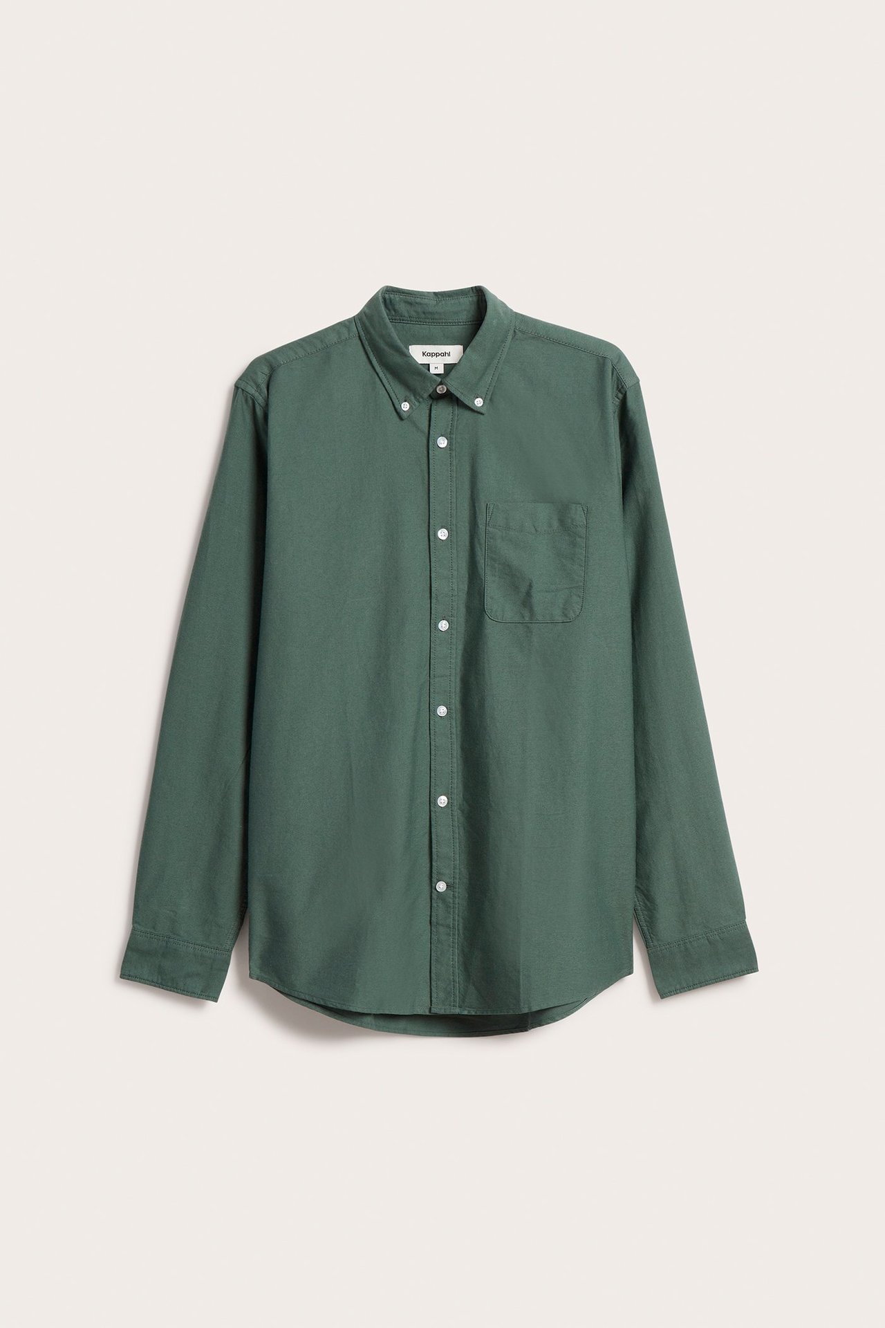 Edestä, miesten tummanvihreä meleerattu puuvillainen oxford-paita nappikauluksella ja rintataskulla.