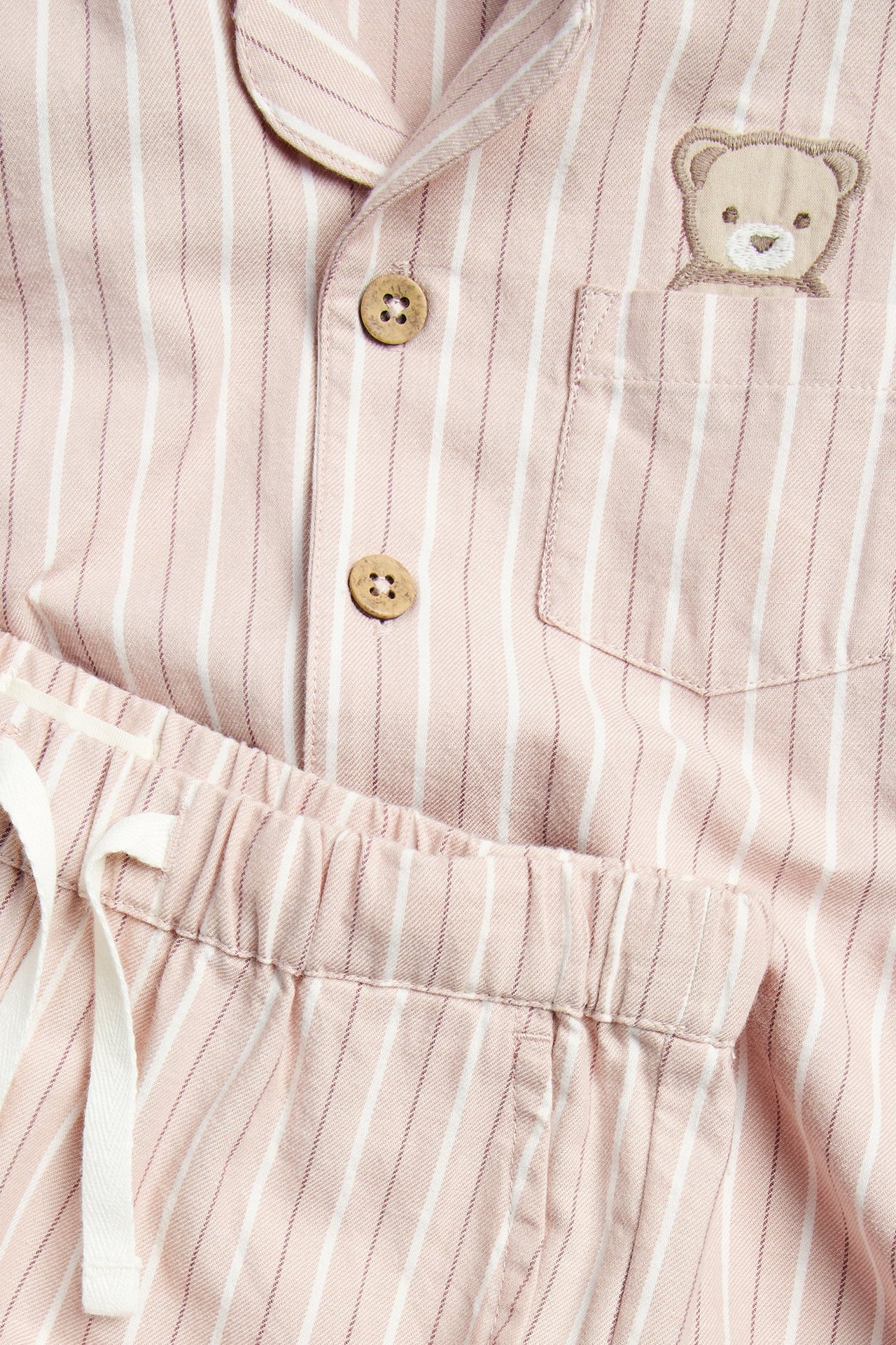 Raidallinen pyjama, jossa nallekarhukuviointi