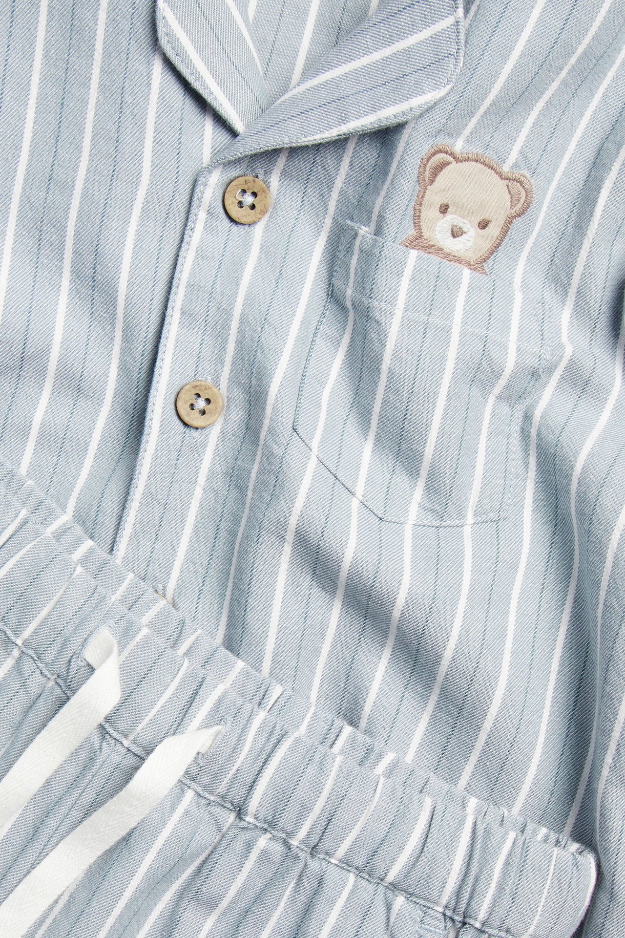 Raidallinen pyjama, jossa nallekarhukuviointi