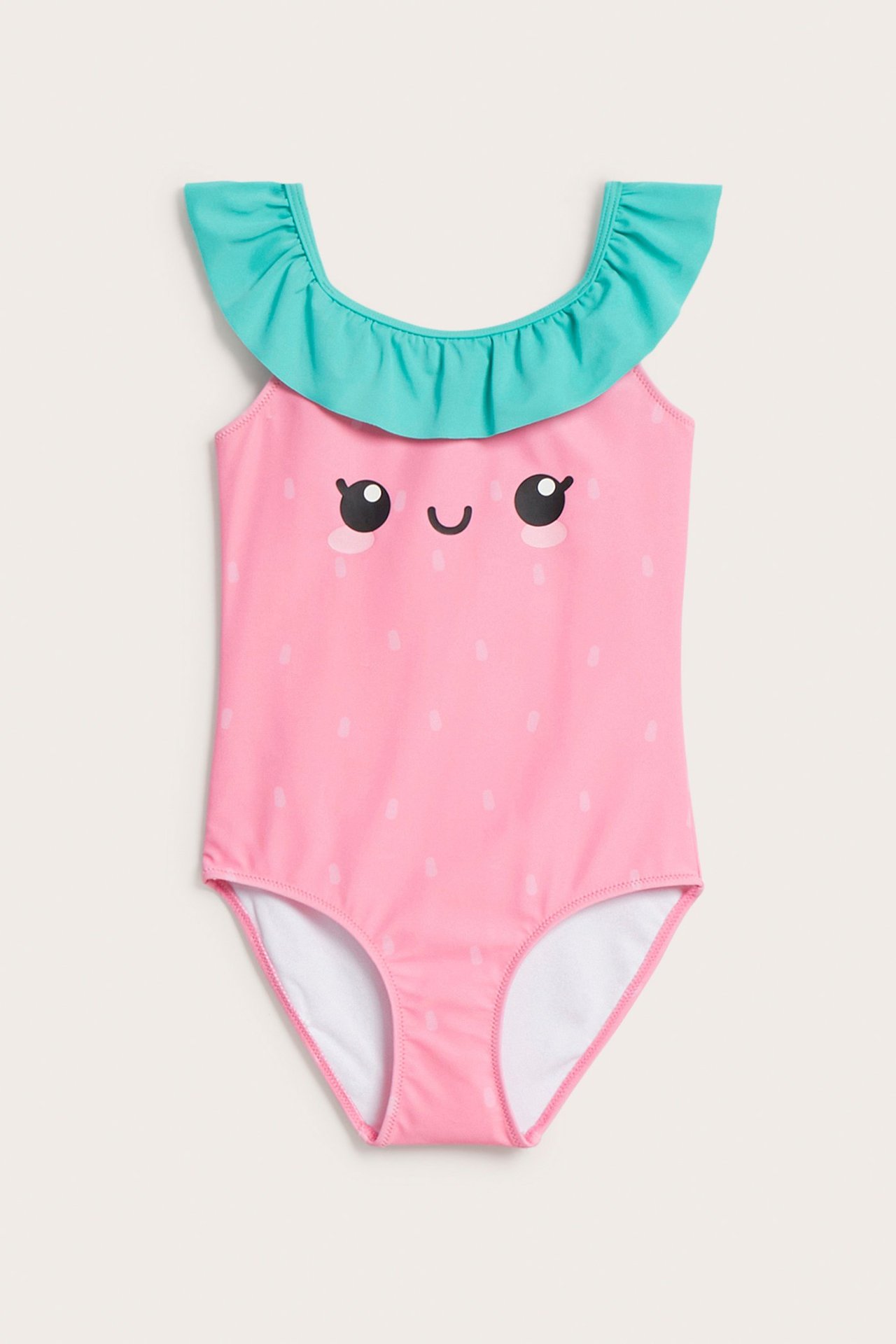 Edestäpäin vaaleanpunainen lasten uimapuku mansikkakasvokuviolla ja vaaleansinisellä röyhelöpääntöllä.