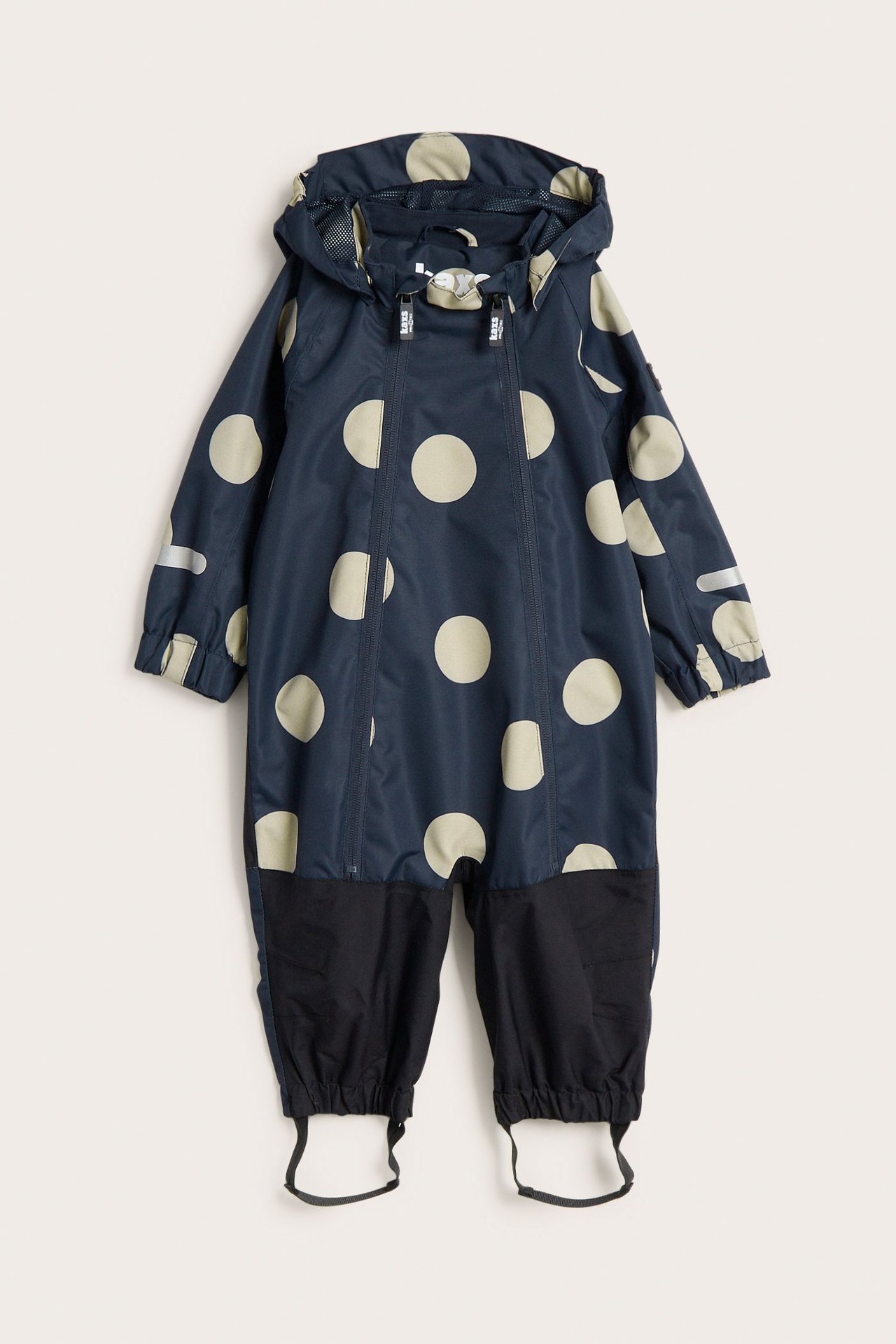 Tummansininen pilkullinen lasten kuorihaalari, mustat vahvistetut lahkeet, vetoketjut, irrotettava huppu.