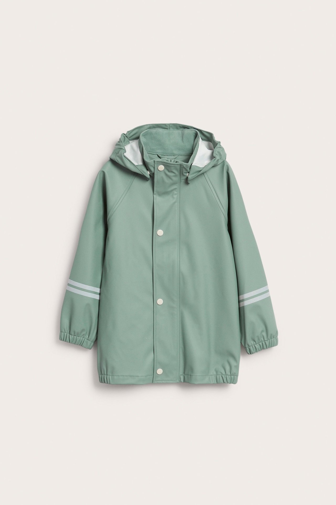 Framifrån, ljusgrön barnregnjacka med vita knappar, reflexränder på ärmar, elastisk luva.