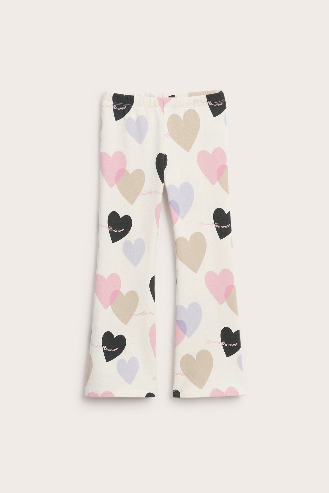 Framifrån: offwhite ribbade flare leggings för barn med färgstarkt hjärtmönster.