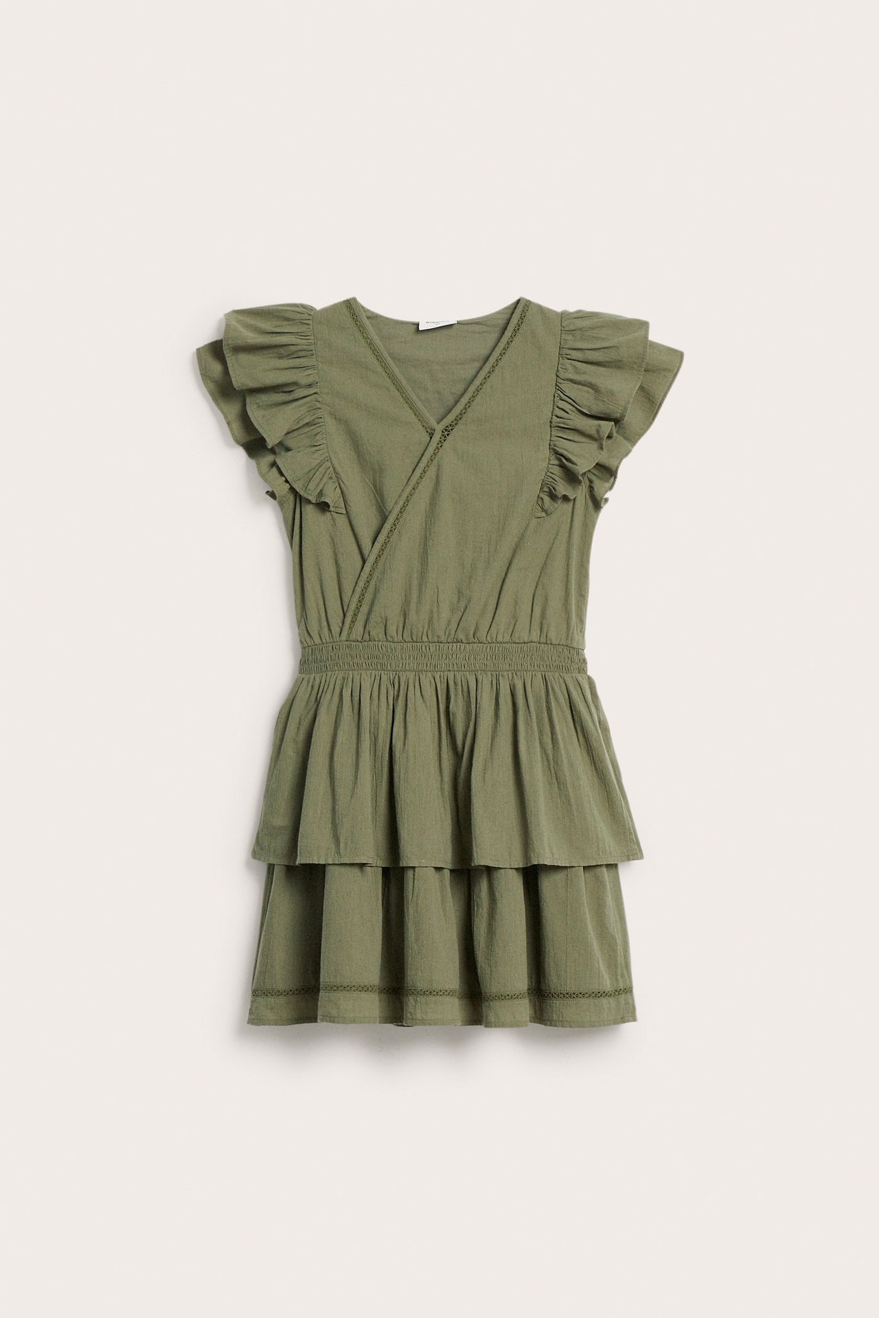 Z przodu: ciemnozielona sukienka dziecięca z falbankami, marszczoną talią, warstwowym dołem i koronką.