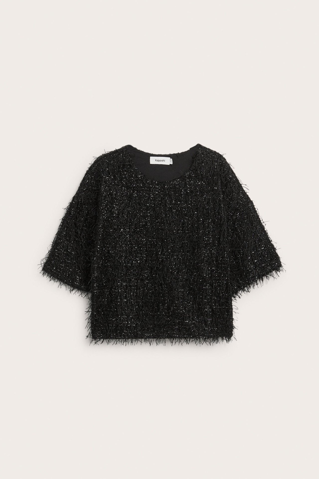 Framifrån, svart kortärmad damtopp med texturerad, fransig yta.