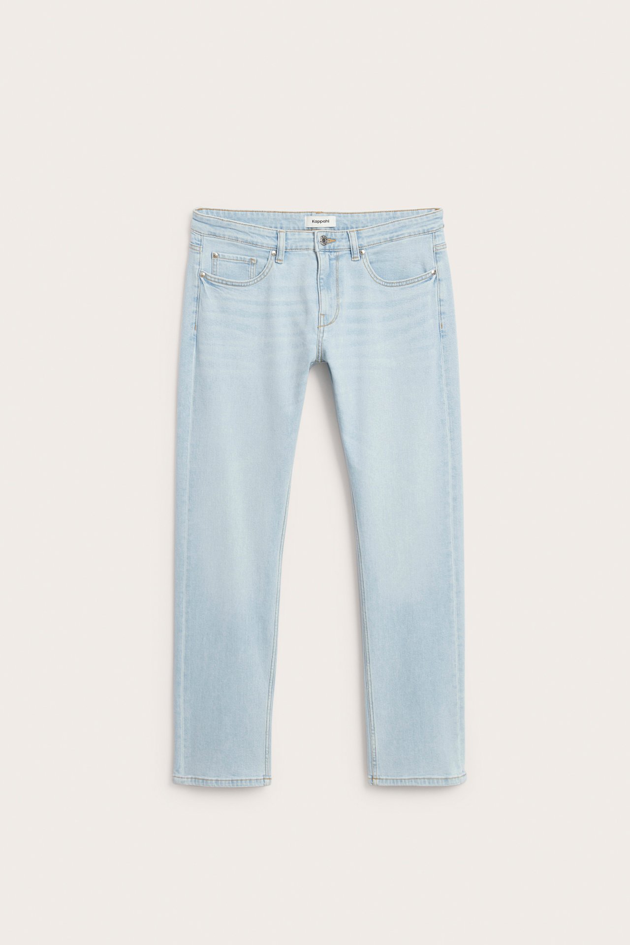 Edestä katsottuna vaaleansiniset miesten regular fit -farkut vaalealla denimpesulla.