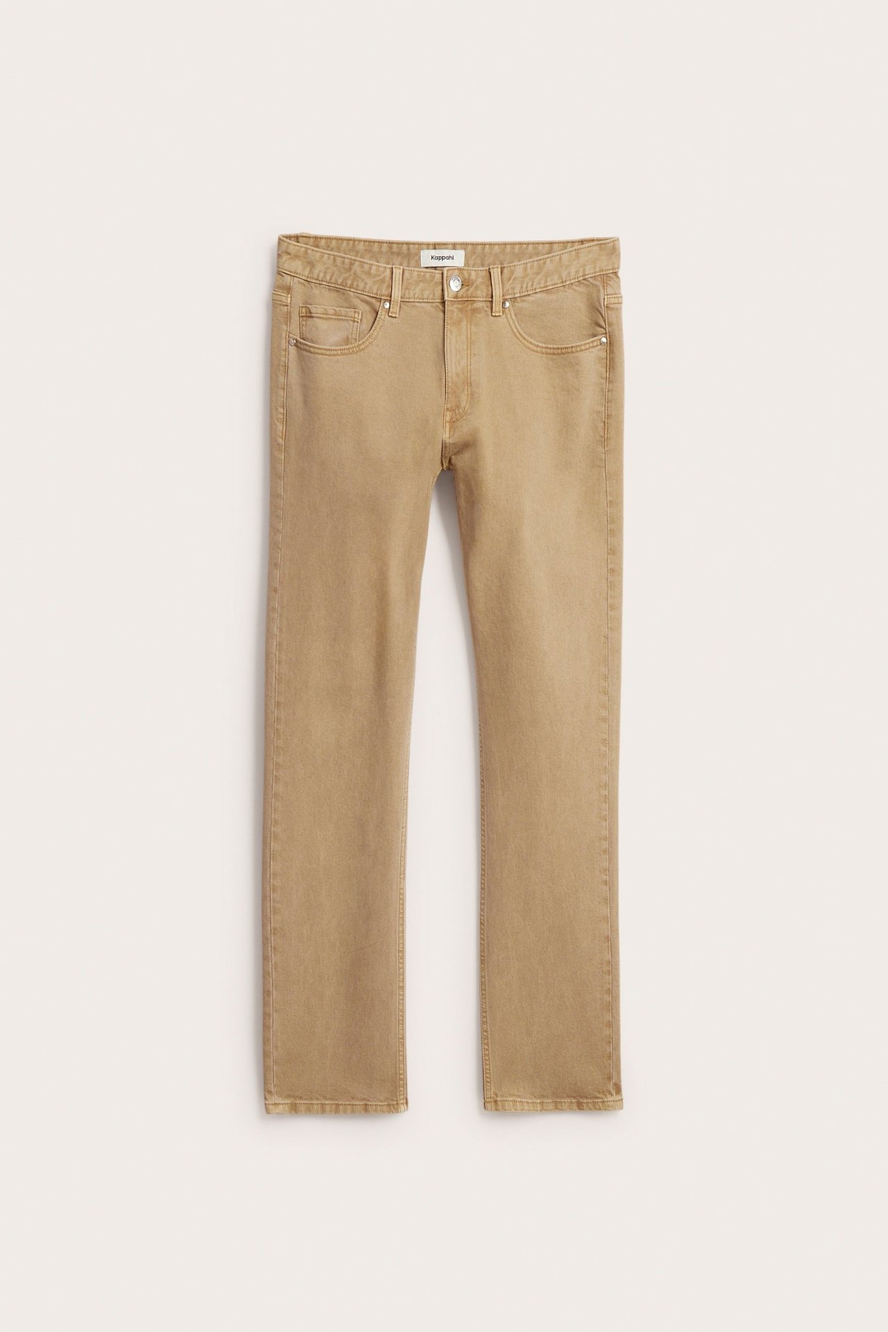 Edestä näkymä beigestä regular-fit twill-farkuista viisitaskuisella muotoilulla.