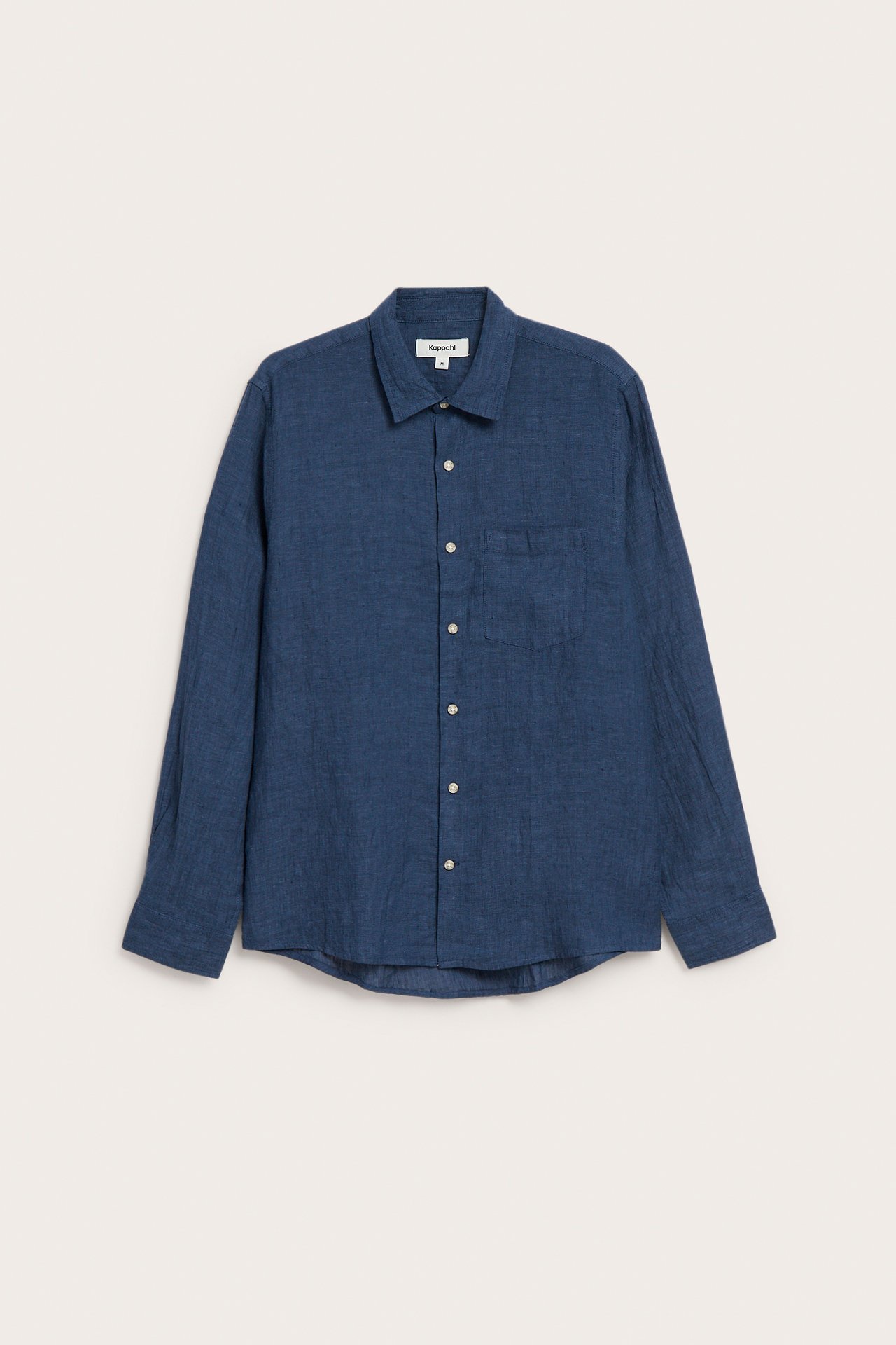 Widok z przodu męskiej ciemnoniebieskiej lnianej koszuli regular fit w melanżu, z kieszenią i guzikami.