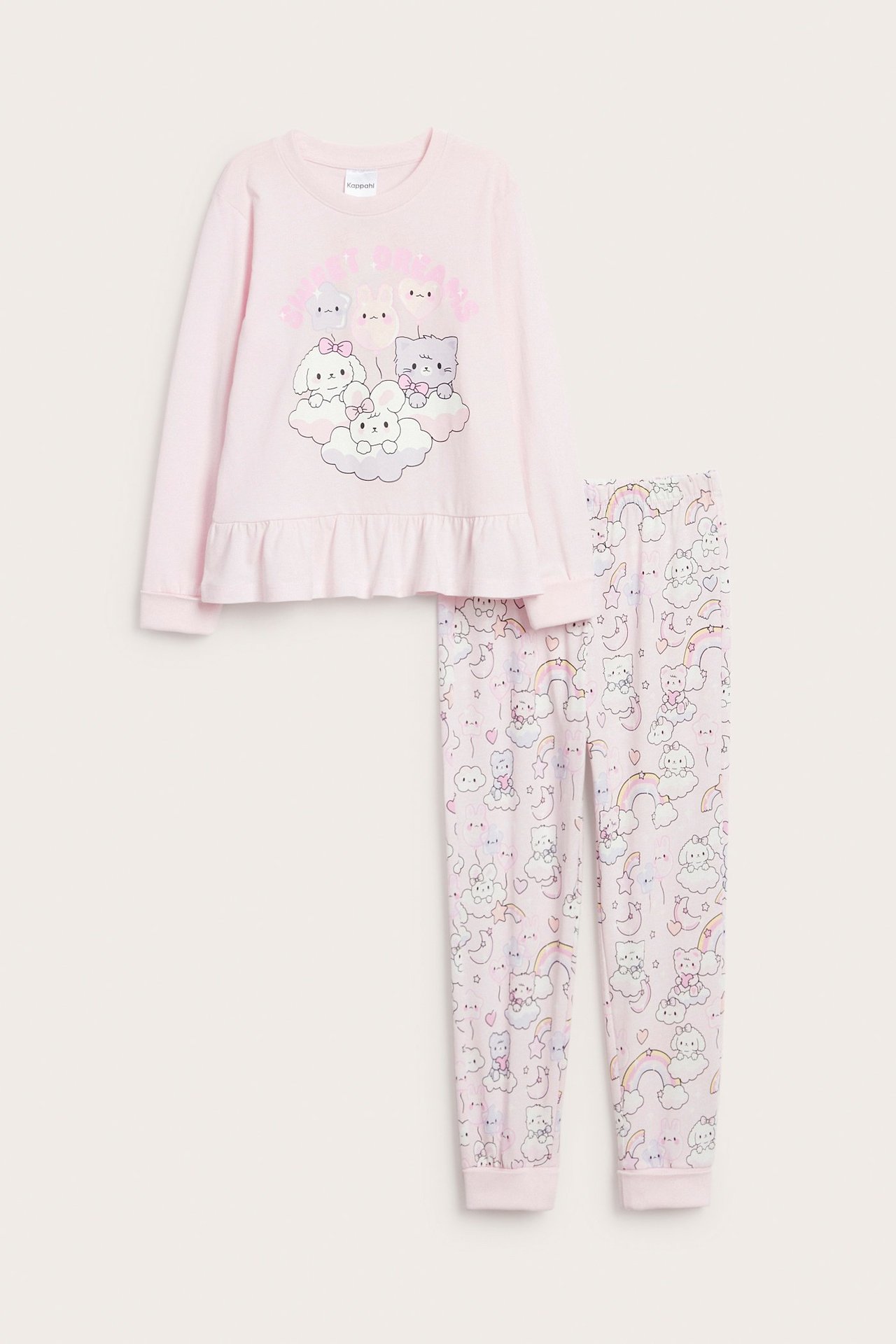 Widok z przodu: Dziecięca jasnoróżowa piżama bawełniana. Bluzka z falbanką i nadrukiem, wzorzyste spodnie.