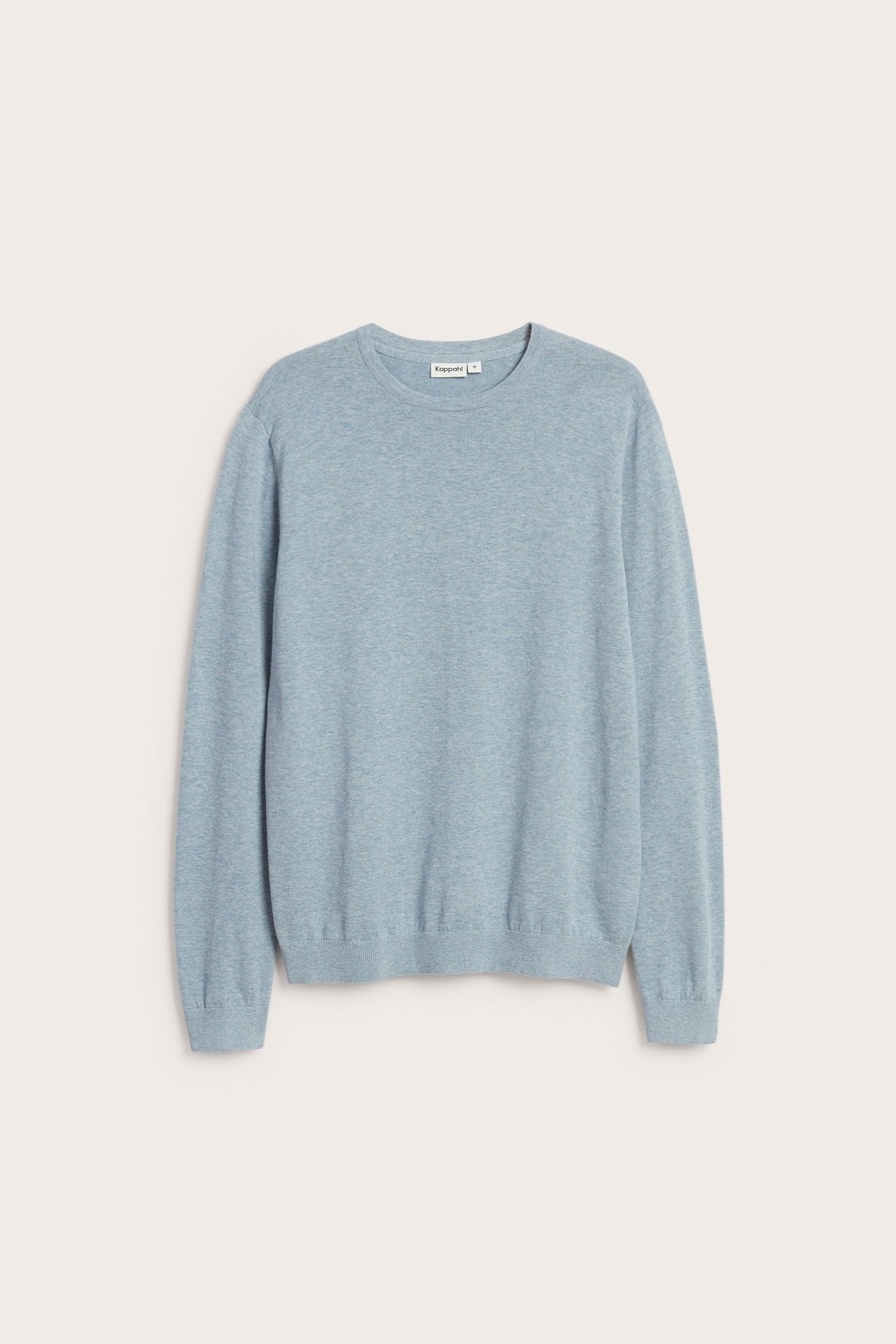 Framifrån, en ljusblå melerad finstickad bomullströja med rund halsringning.