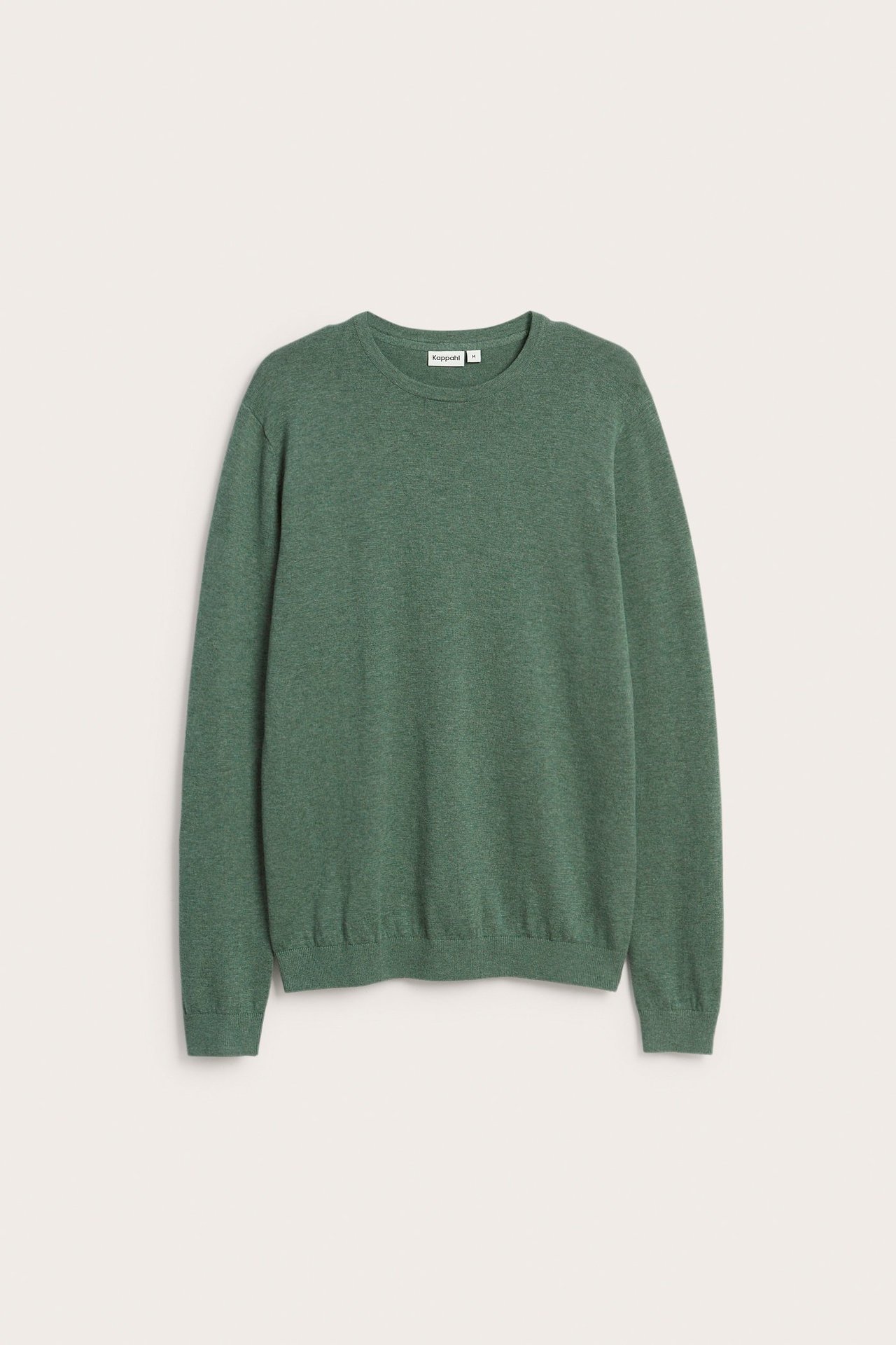 Framsida av en finstickad melerad grön herrtröja i 100% bomull med rundhals.