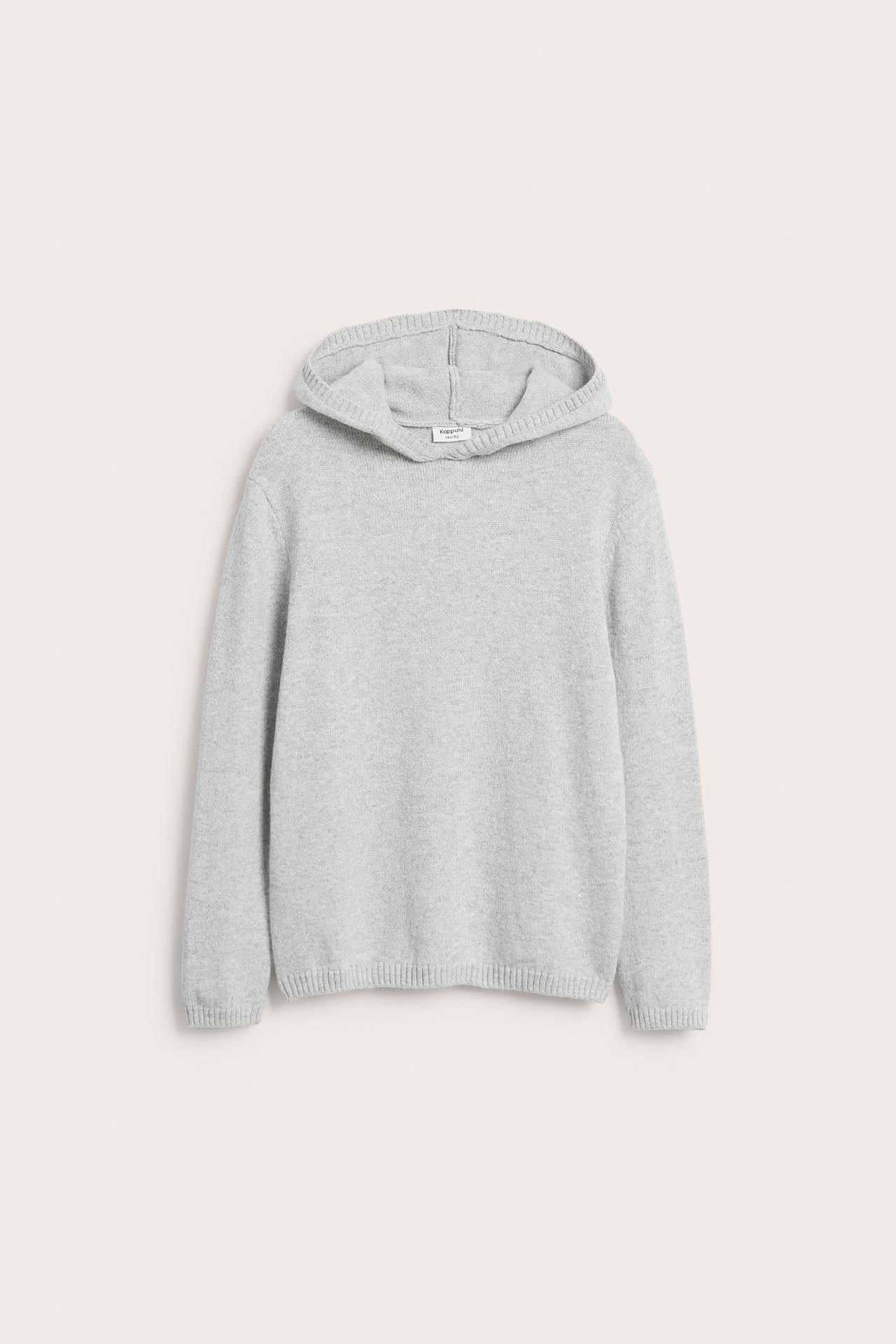 Frontvisning av en lys grå strikket hoodie med hette, ribbestrikkede mansjetter og nederkant.