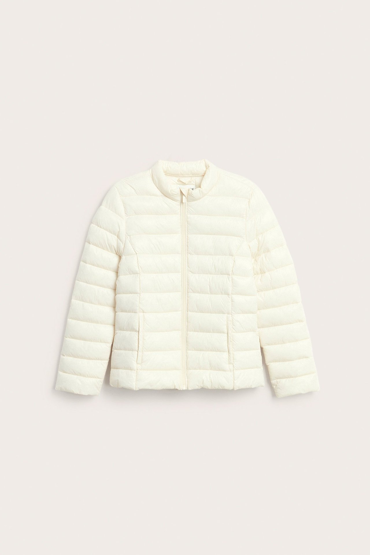 Edestä offwhite kiiltävä kevyttoppatakki, ohut vanu, pystykaulus, täysi vetoketju, kaksi taskua.