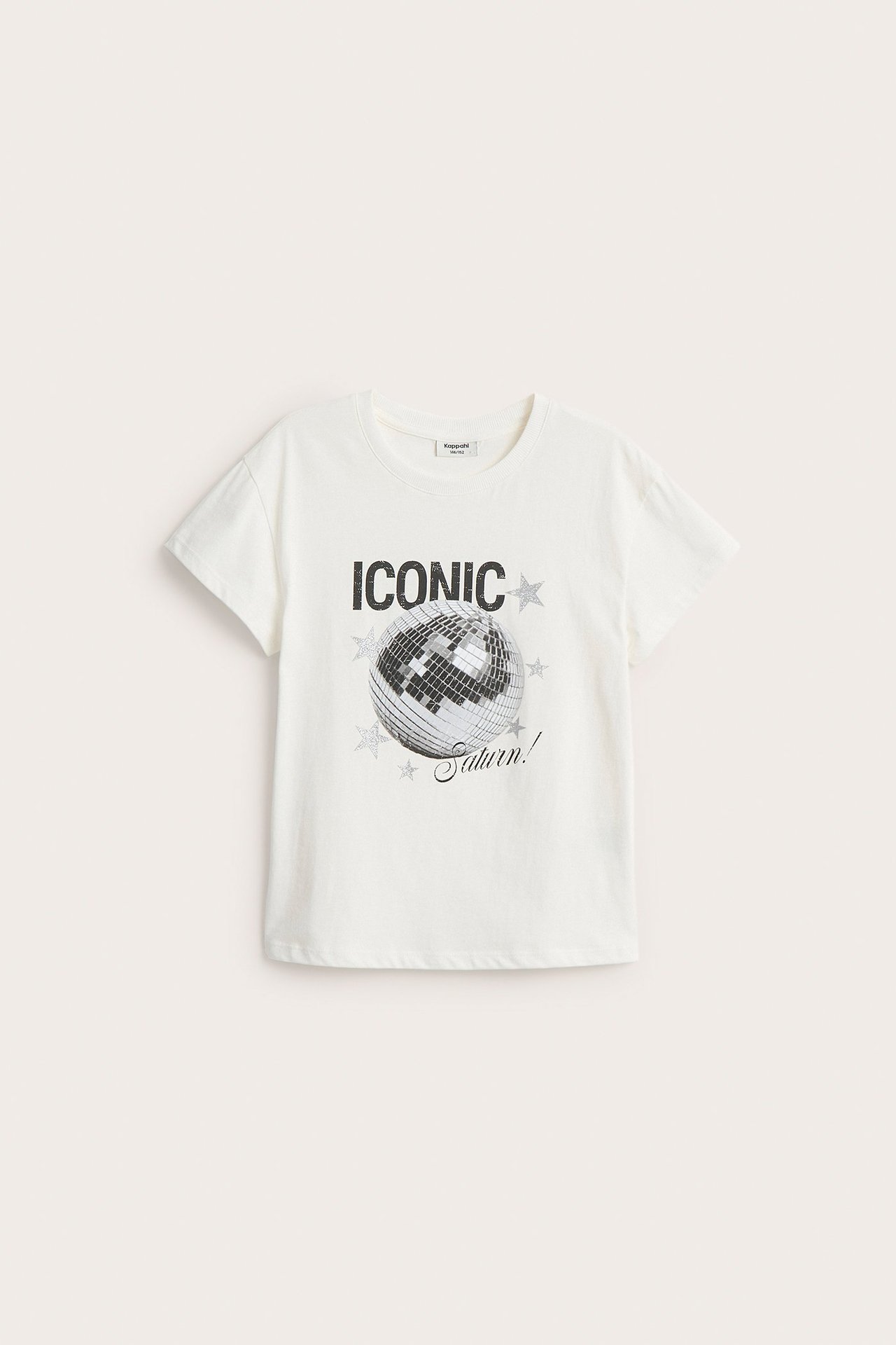 Frontvy av en offwhite bomulls-t-shirt för barn med svart och silverfärgat 'ICONIC' discokulstryck.