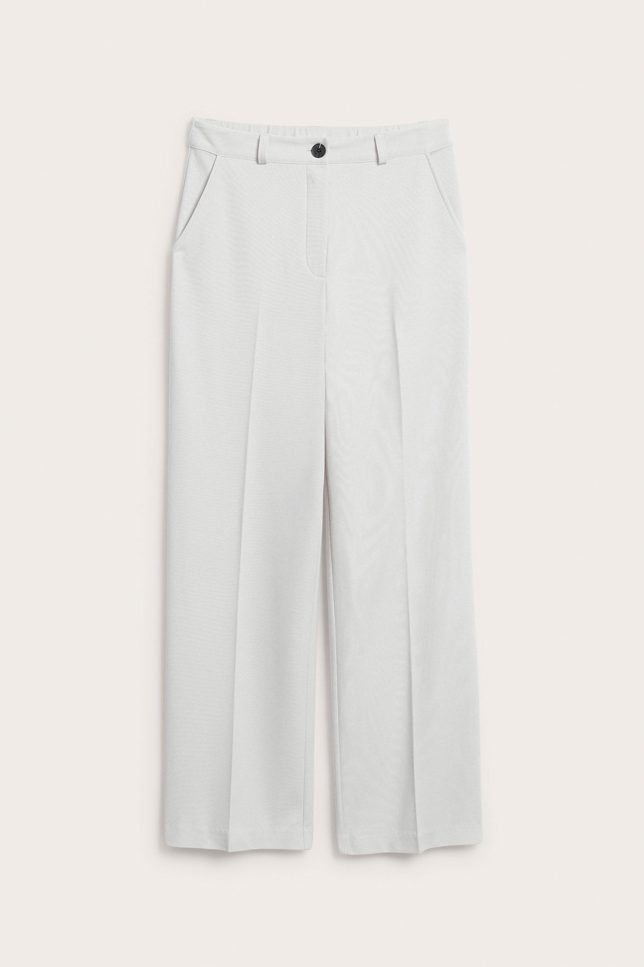 Widok z przodu: Białe, szerokie spodnie garniturowe damskie z jerseyu z guzikiem i bocznymi kieszeniami.