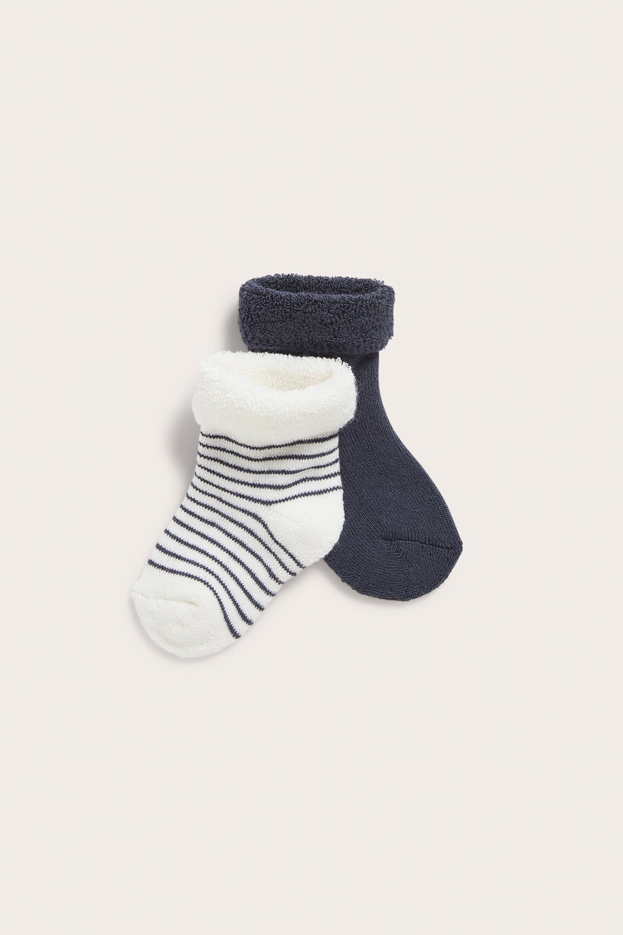 Frontvisning av en 2-pakning babyfrottésokker: en hvitstripet med mørkeblå striper, en ensfarget mørkeblå.