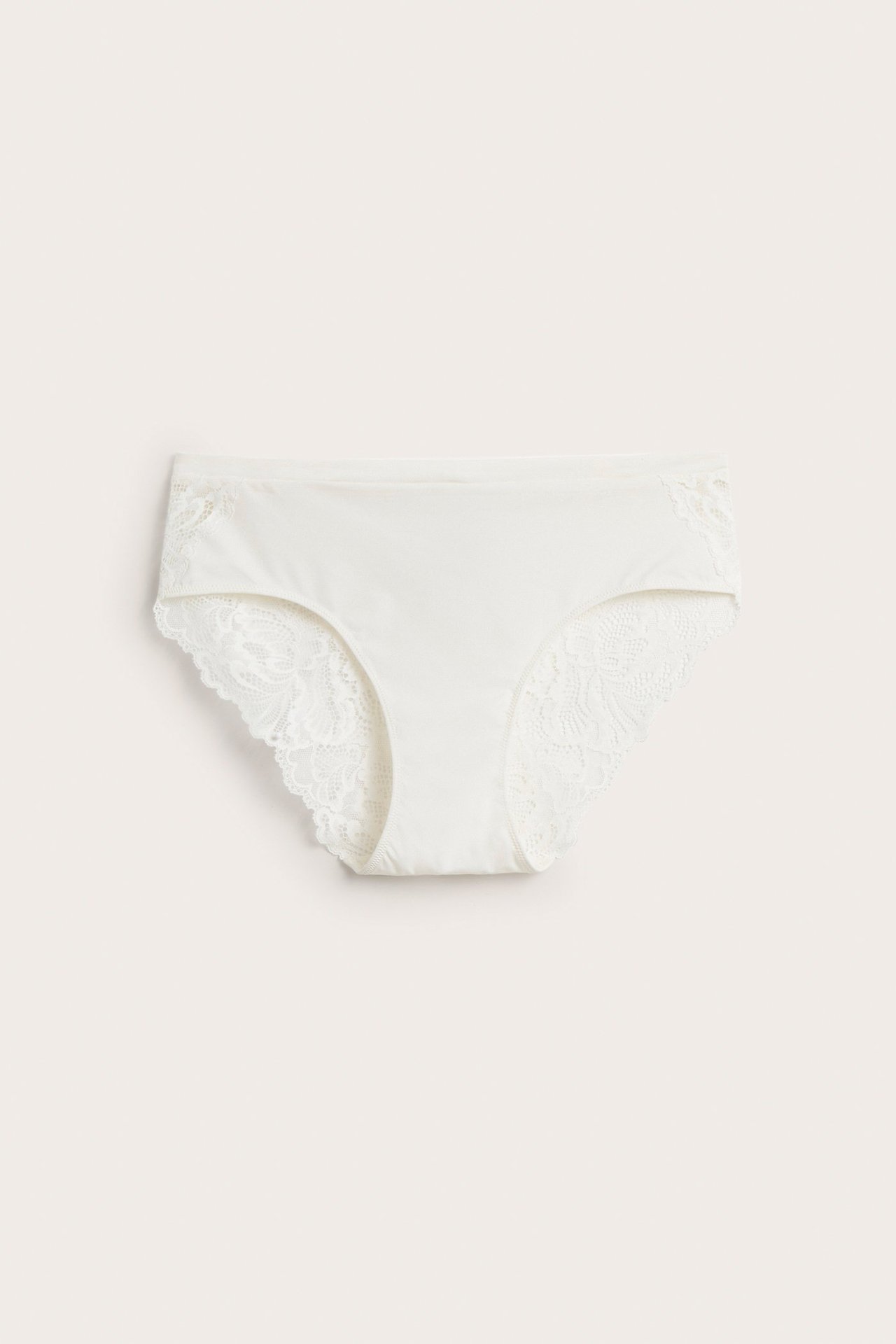 Widok z przodu białych majtek micro z koronkowymi detalami po bokach.