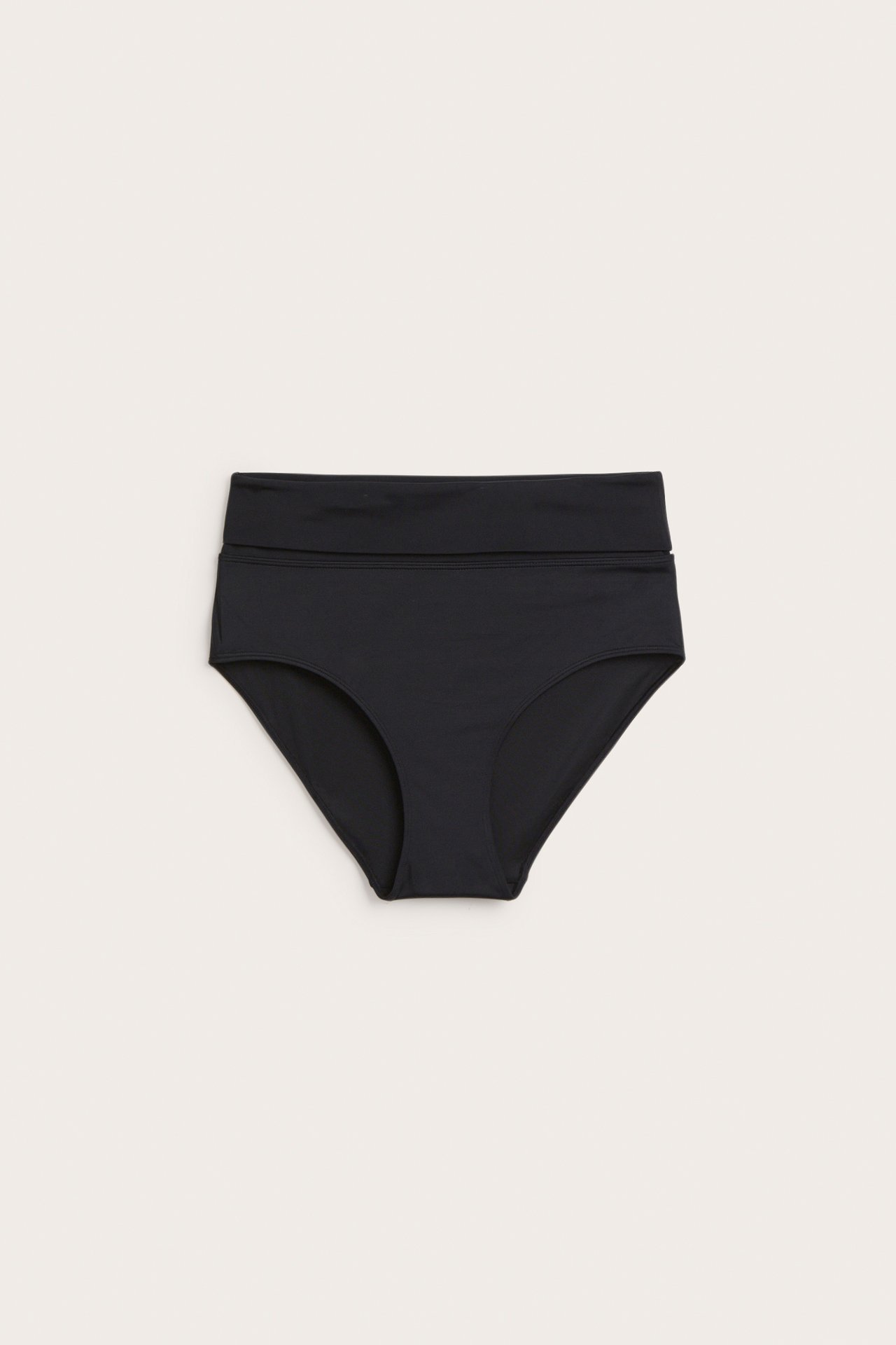 Frontvy av en svart enfärgad bikinitrosa med nedvikbar hög midja.