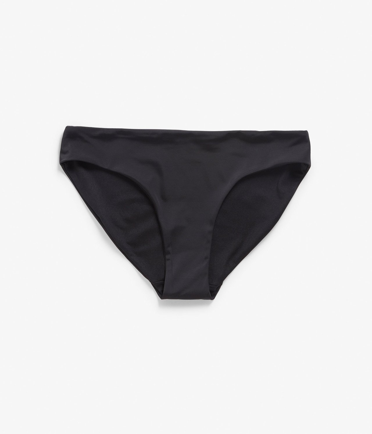 Widok z przodu jednolitych czarnych majtek bikini z normalnym stanem i prostymi krawędziami.