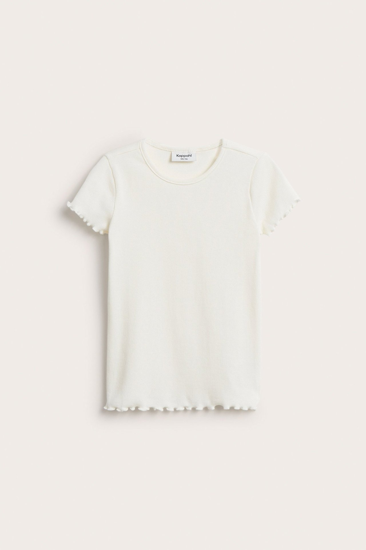 Frontvy av en offwhite ribbad kortärmad topp med babylock-kanter på ärmar och nederkant.