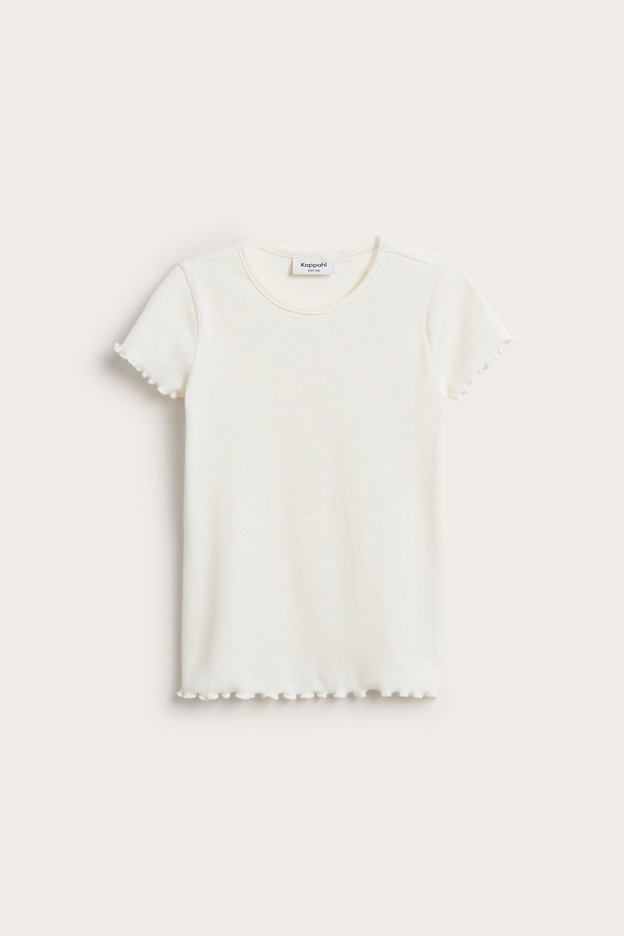 Framifrån: en offwhite ribbad kortärmad topp med rund hals och babylock-fållar.